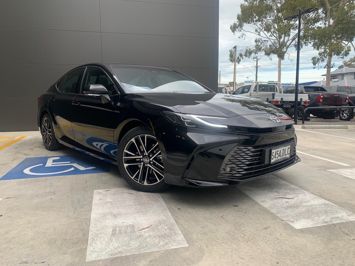 2025 Toyota Camry SL — photo 1