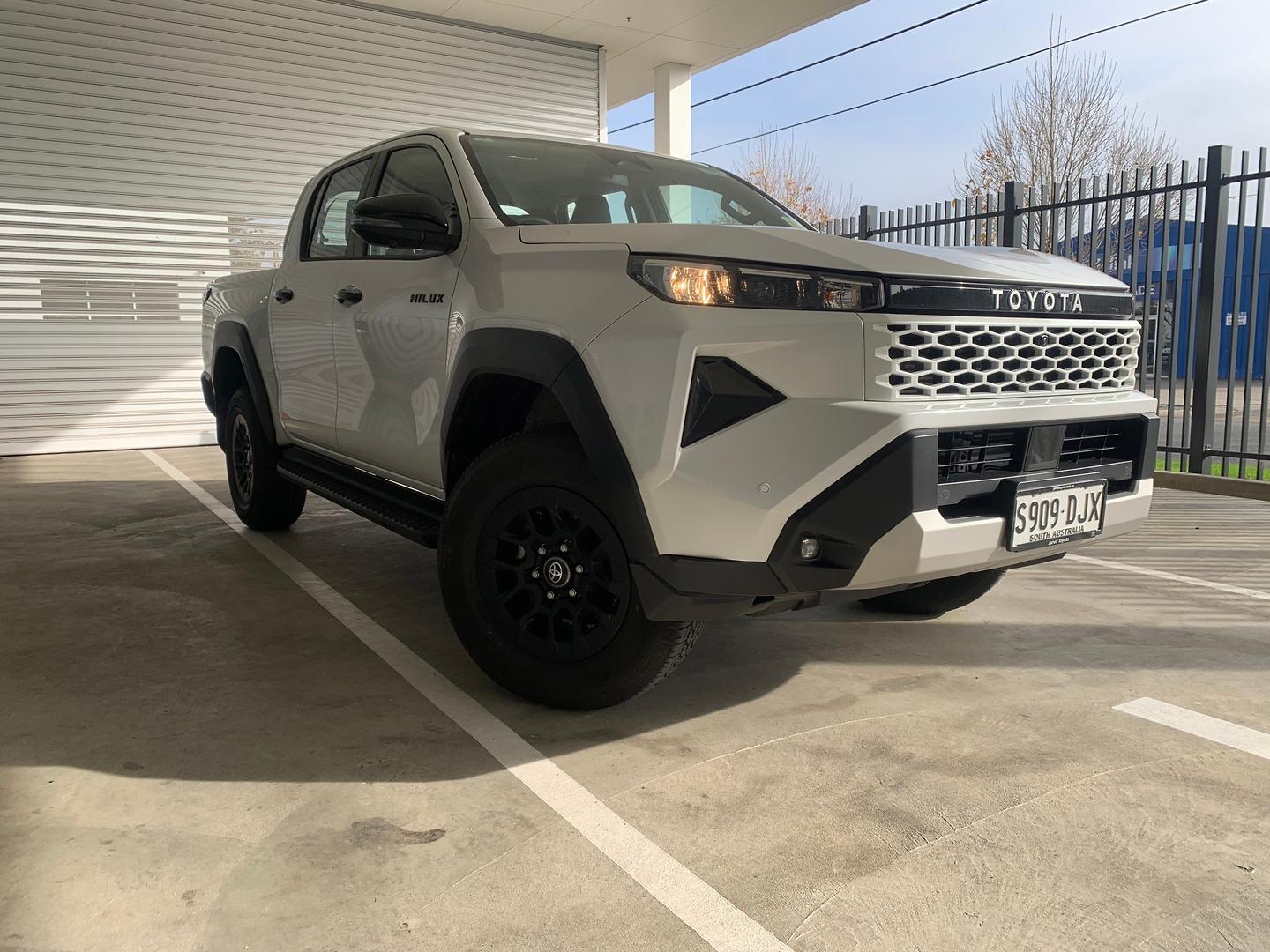 2025 Toyota Hilux SR — photo 1