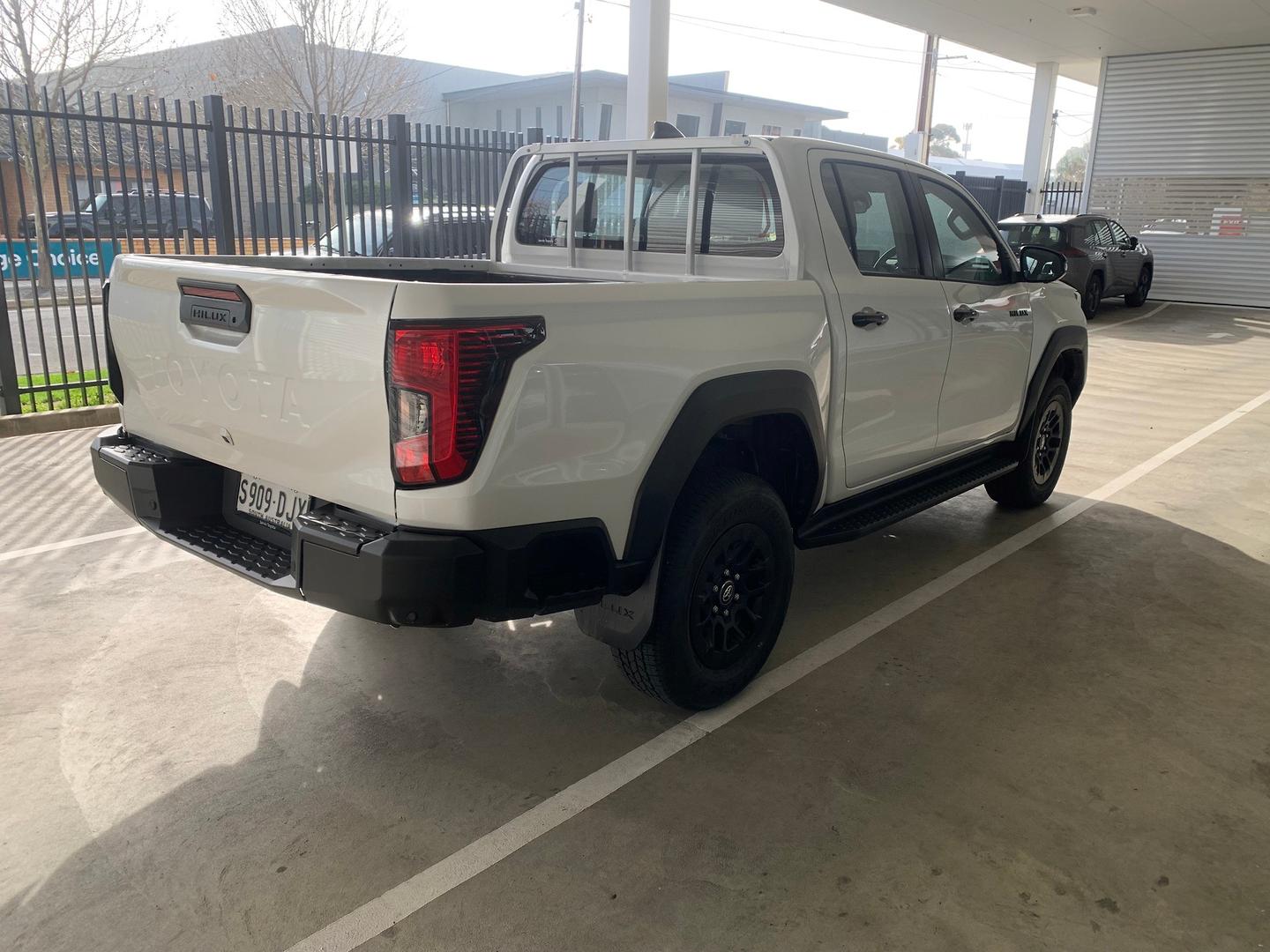 2025 Toyota Hilux SR — photo 2