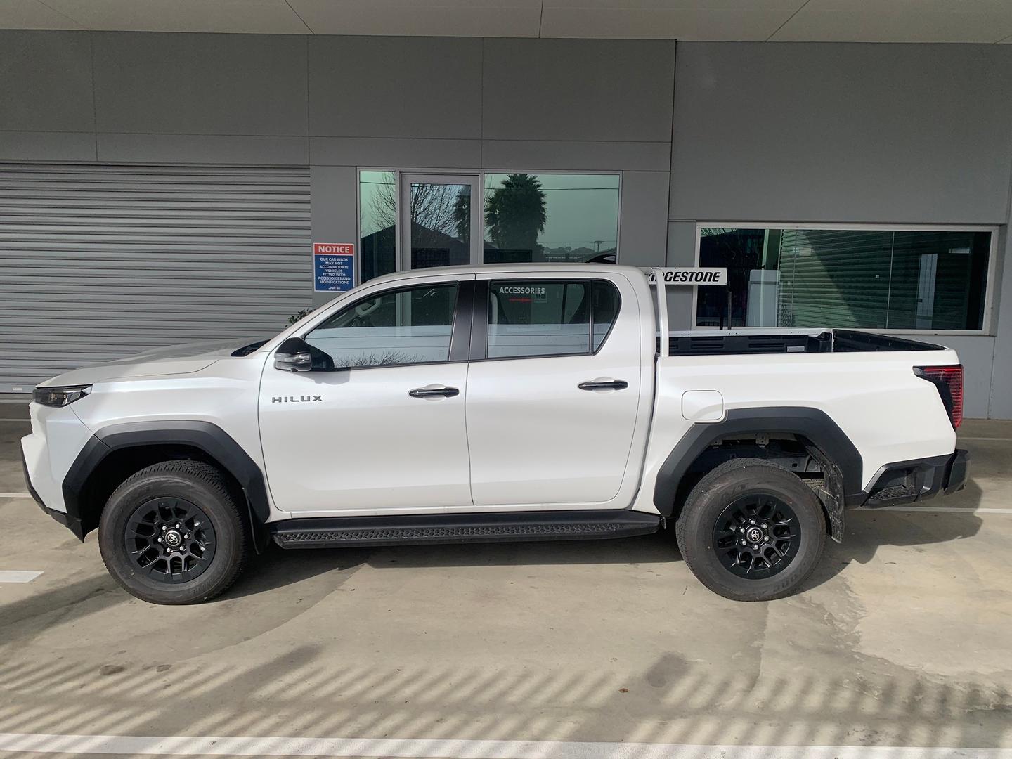 2025 Toyota Hilux SR — photo 3