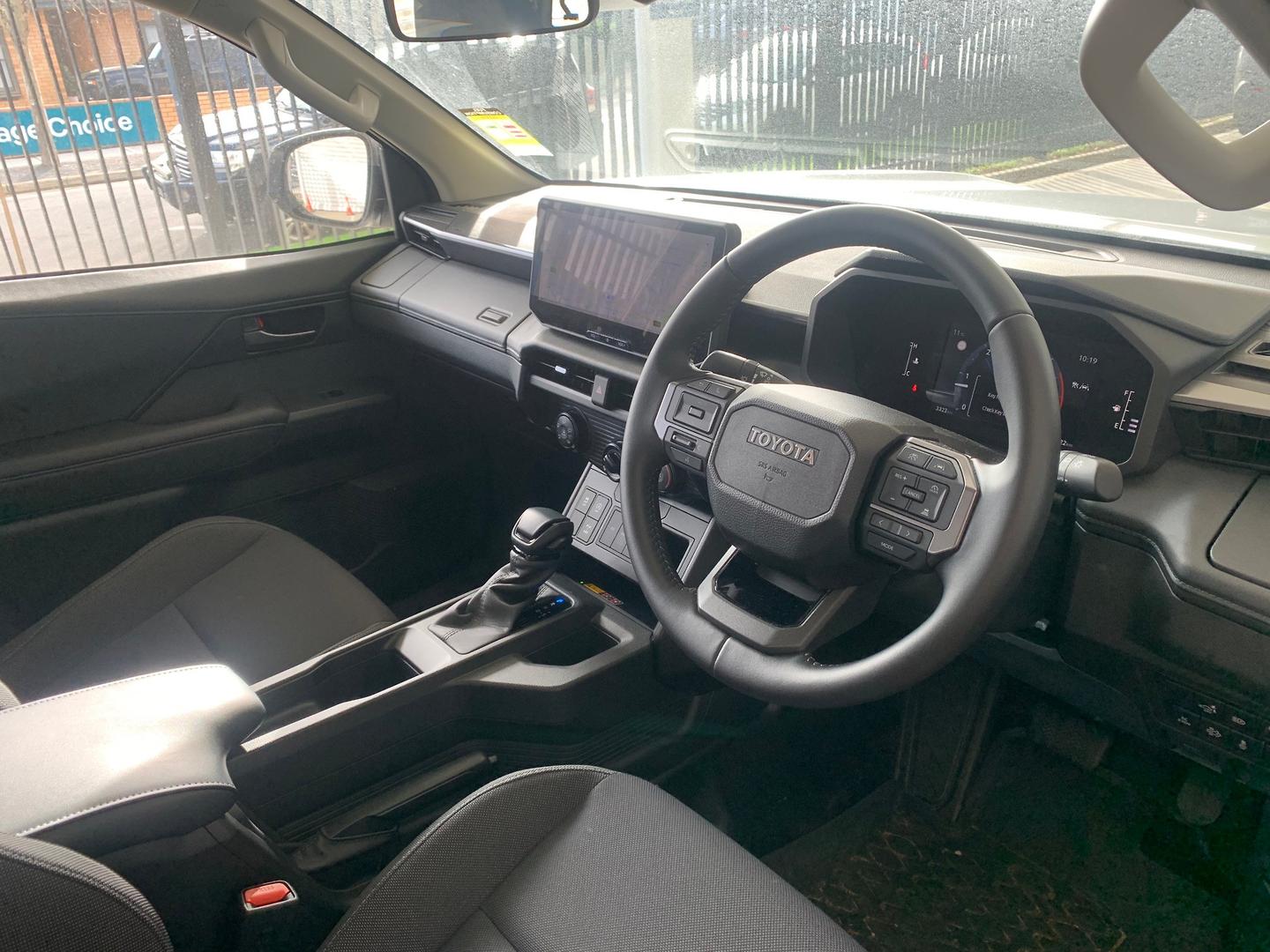 2025 Toyota Hilux SR — photo 4