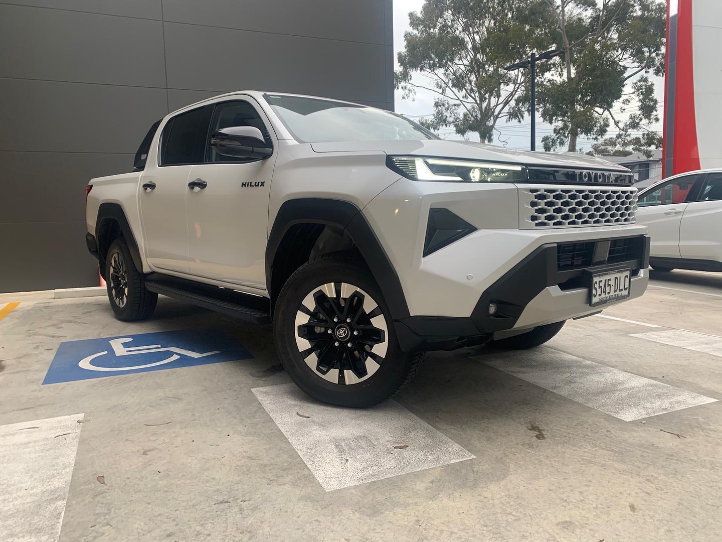 2025 Toyota Hilux SR5 — photo 1