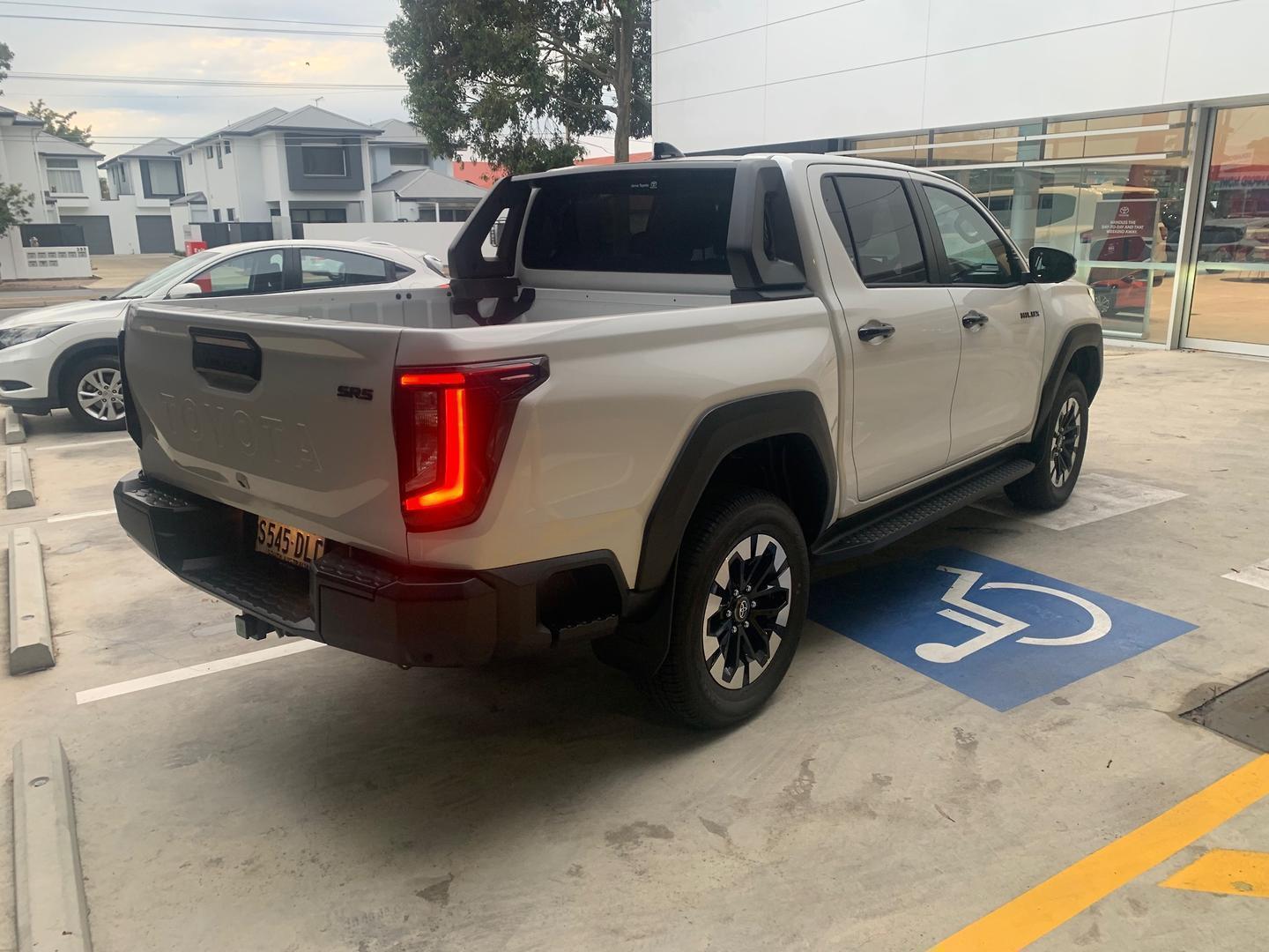 2025 Toyota Hilux SR5 — photo 2