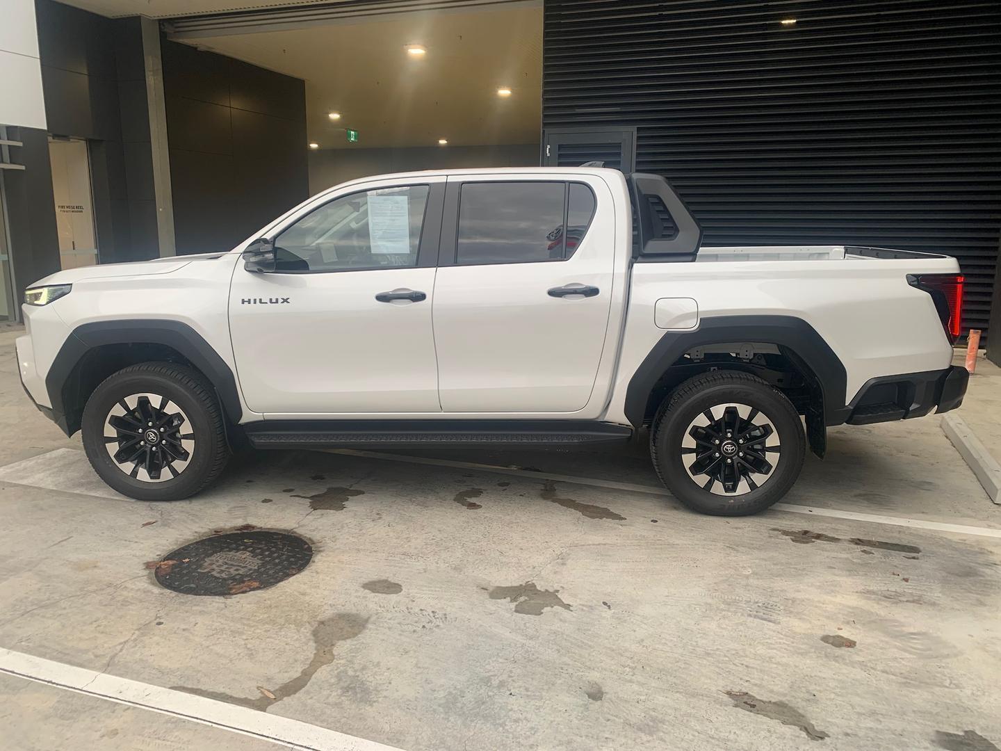 2025 Toyota Hilux SR5 — photo 3