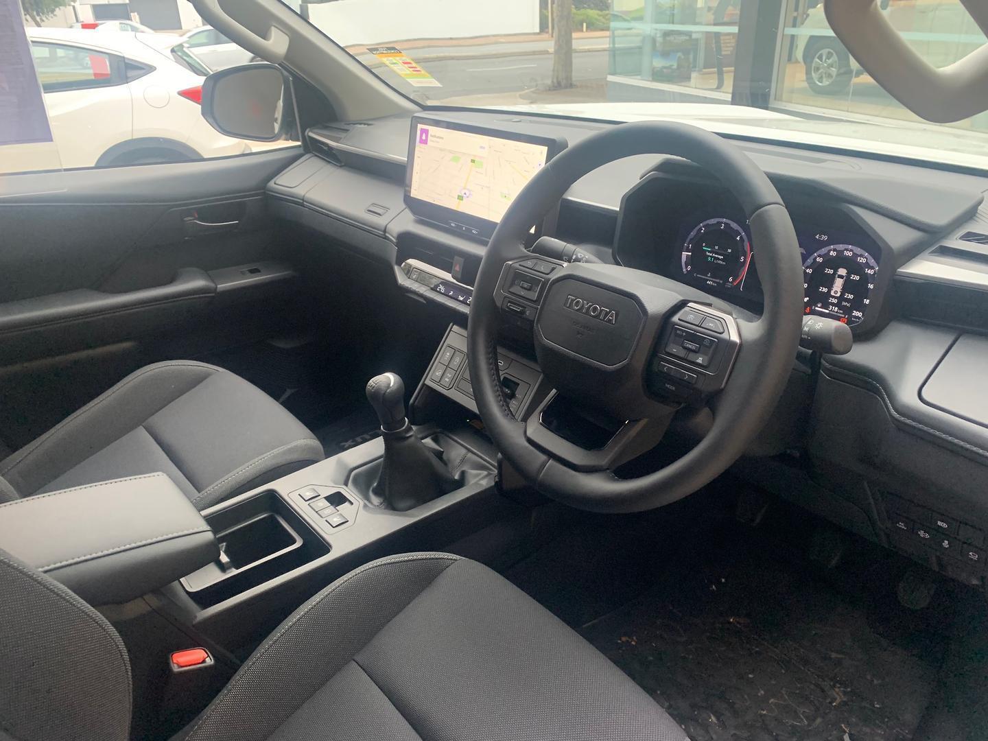 2025 Toyota Hilux SR5 — photo 4