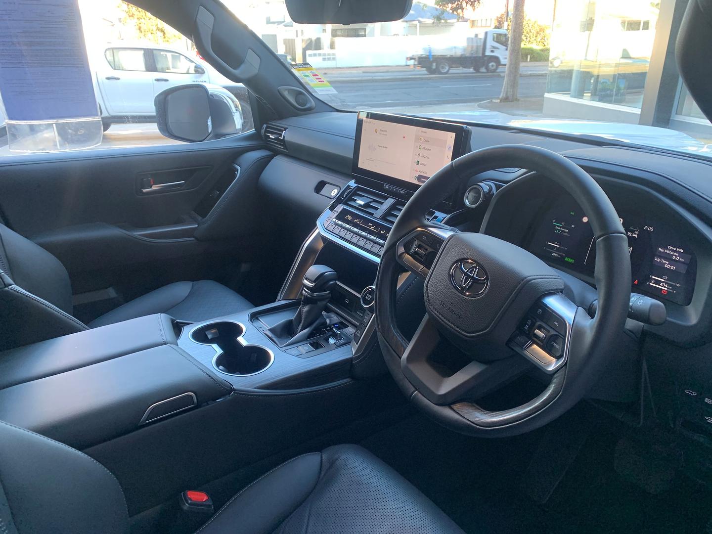 2026 Toyota Landcruiser Performance Hybrid Sahara ZX — photo 4