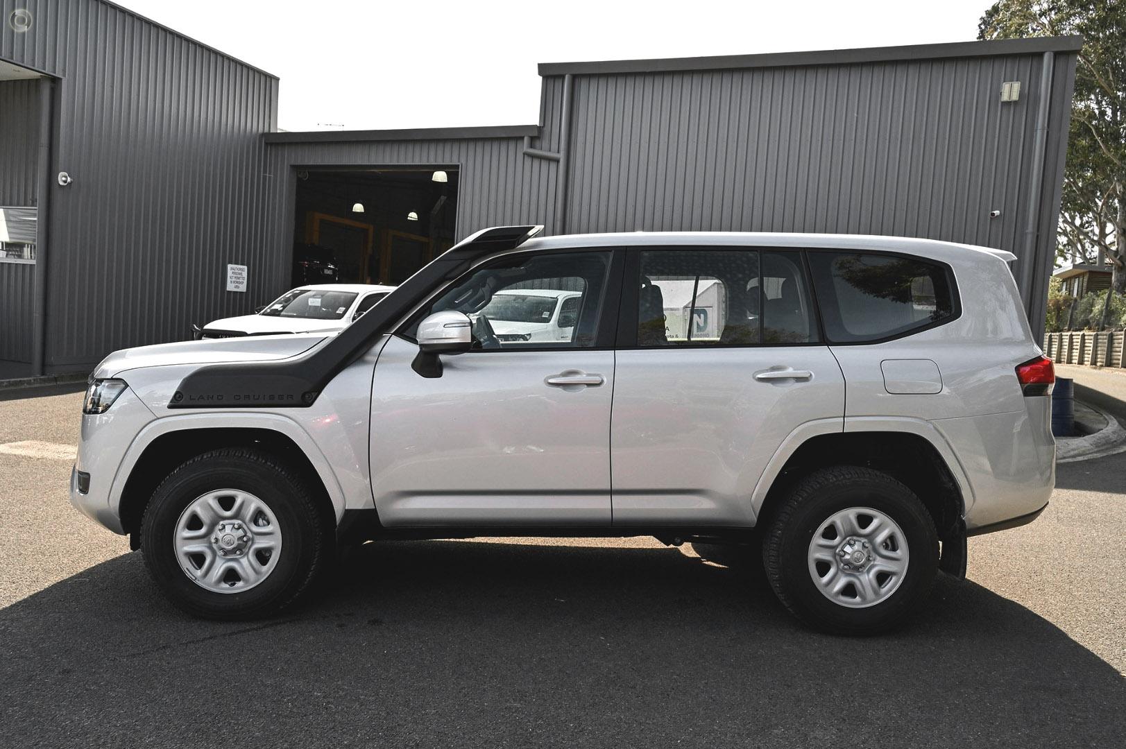 2026 Toyota Landcruiser GX — photo 5