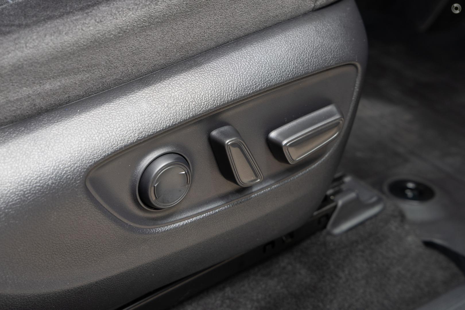 2026 Toyota Landcruiser GXL — photo 11