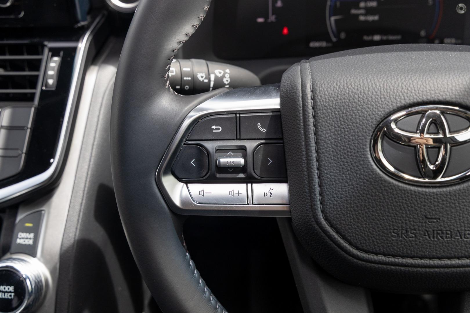 2026 Toyota Landcruiser GXL — photo 13