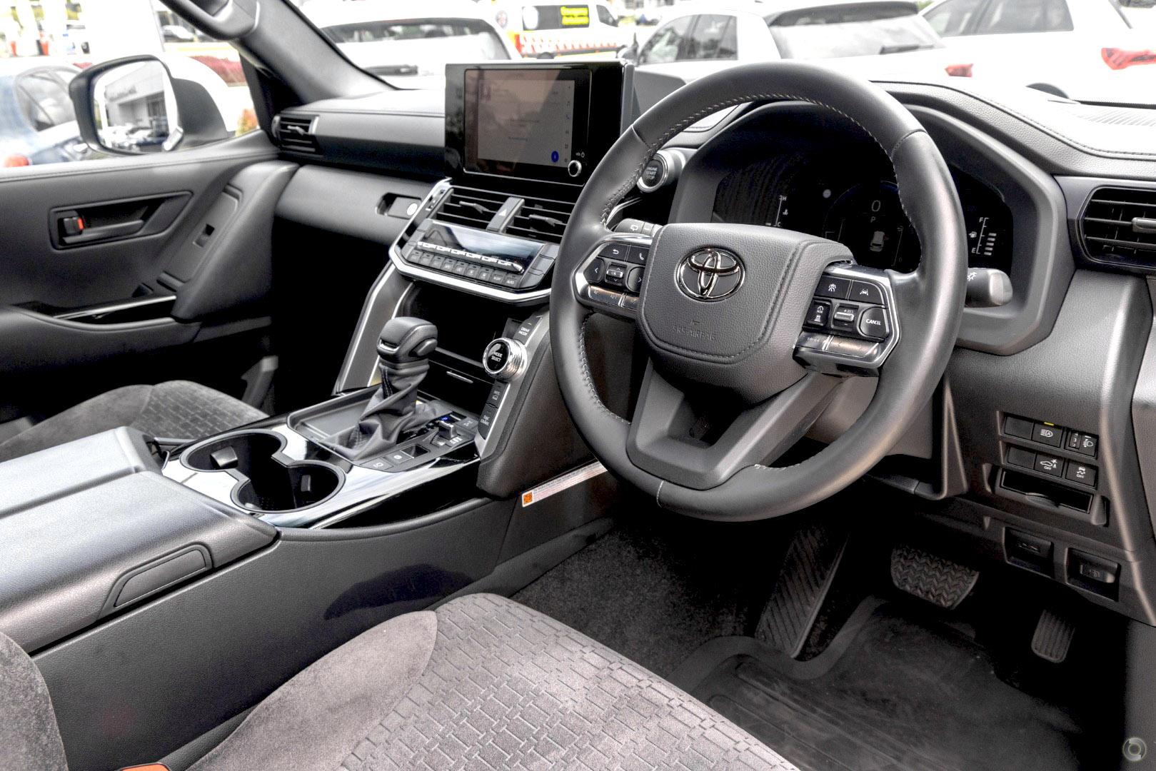 2026 Toyota Landcruiser GXL — photo 5
