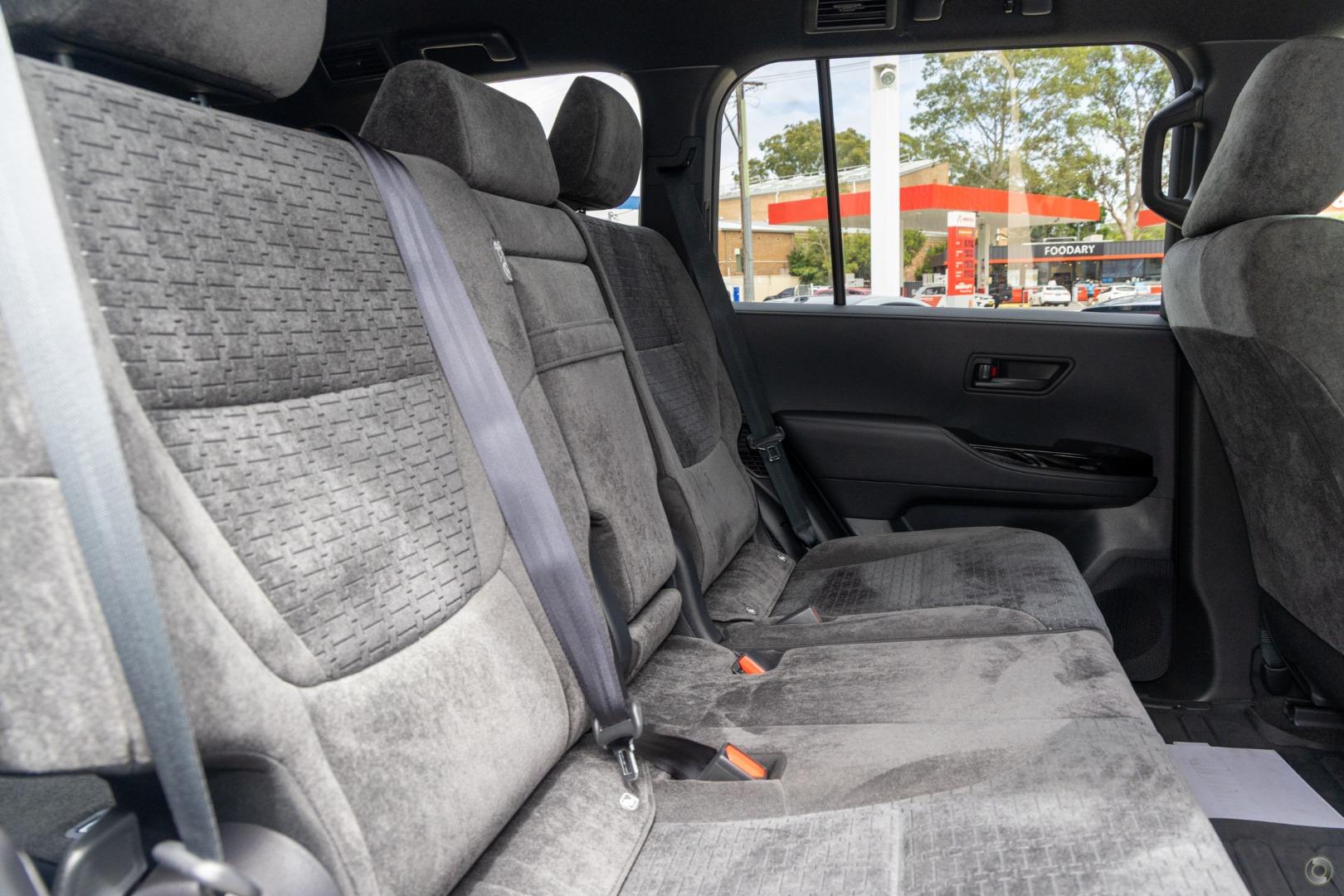 2026 Toyota Landcruiser GXL — photo 8
