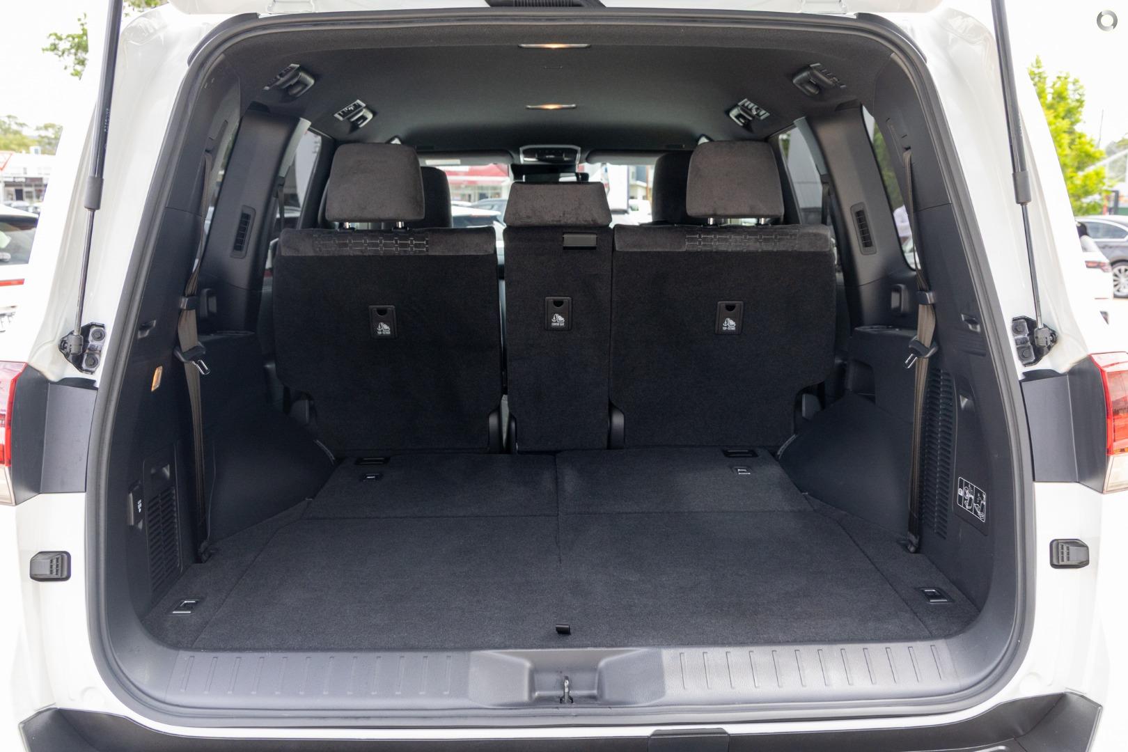 2026 Toyota Landcruiser GXL — photo 9