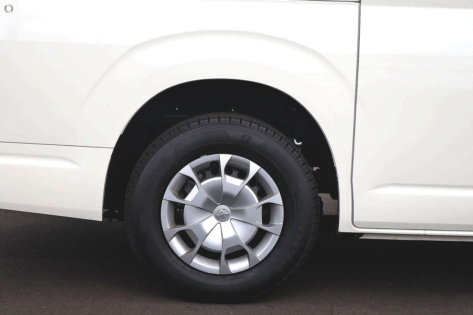 2026 Toyota Hiace — photo 13