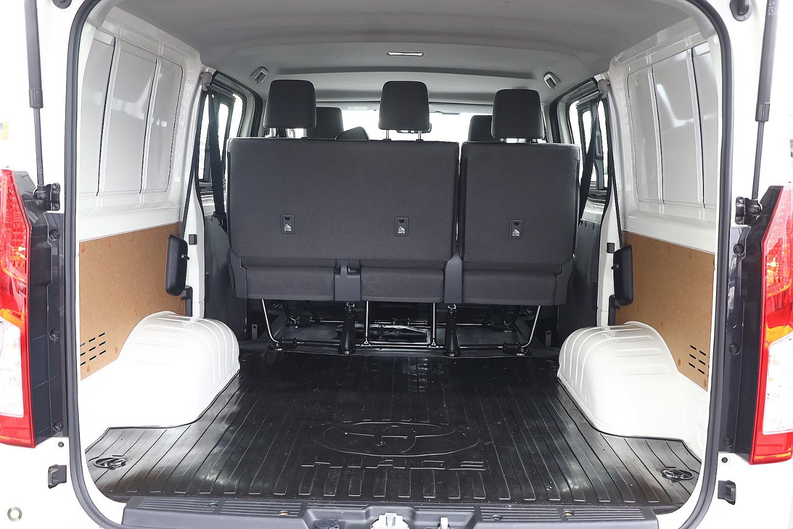 2026 Toyota Hiace — photo 5