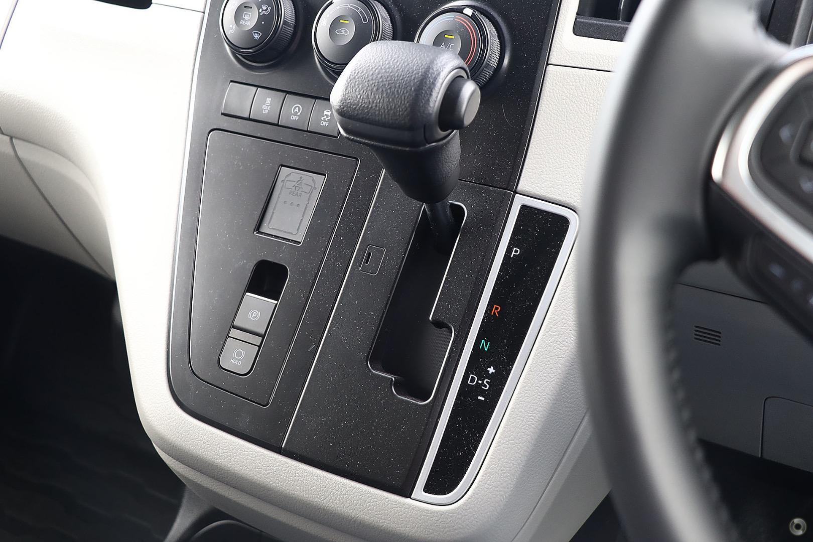 2026 Toyota Hiace — photo 8