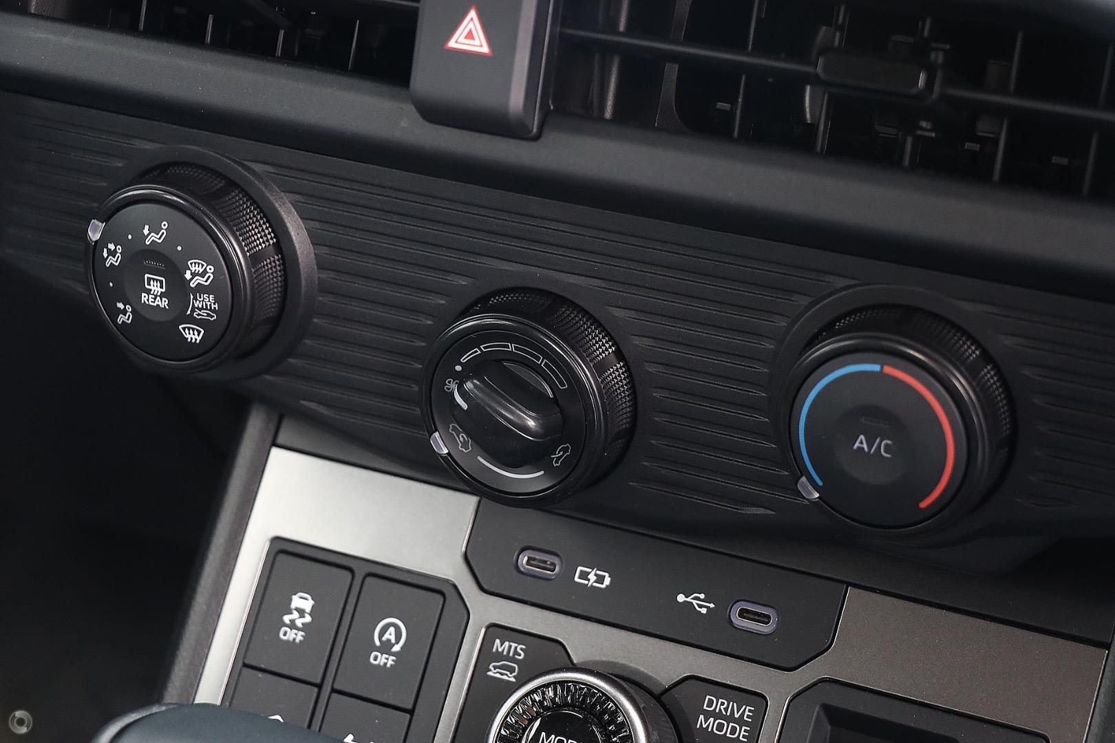 2026 Toyota Hilux SR 48V — photo 11