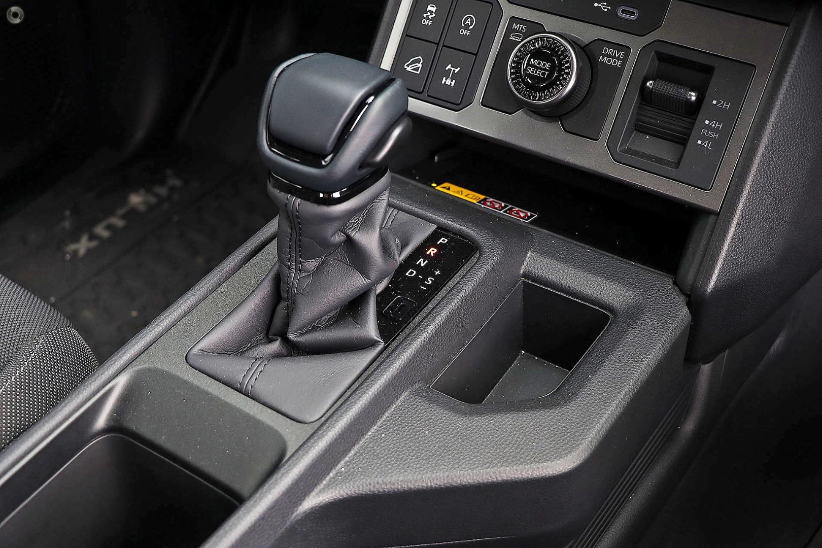 2026 Toyota Hilux SR 48V — photo 14