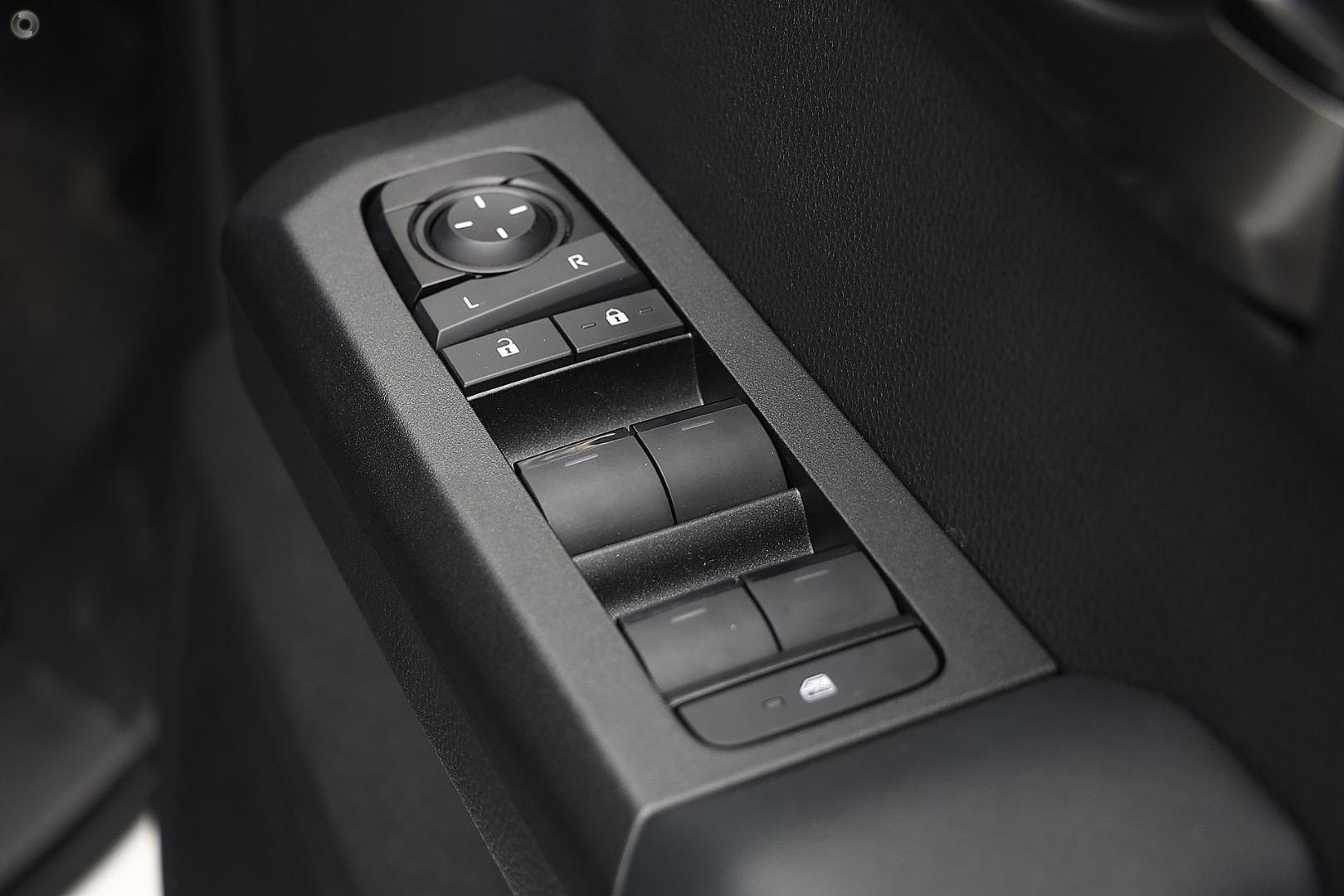 2026 Toyota Hilux SR 48V — photo 15