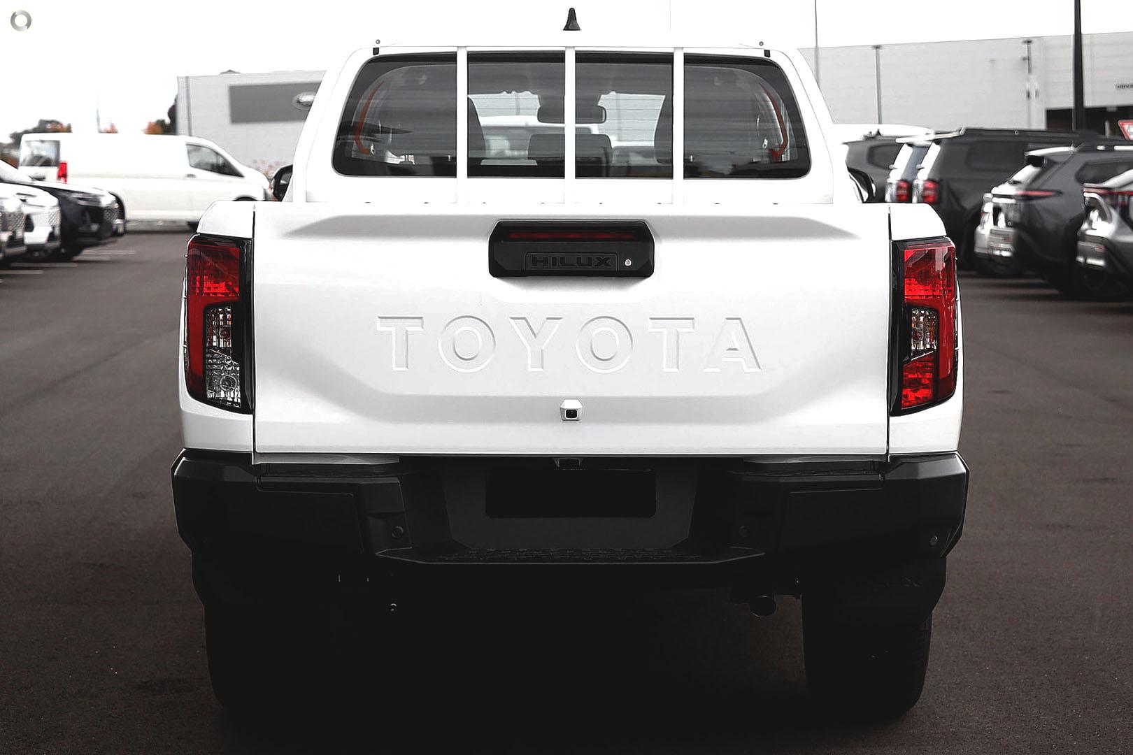 2026 Toyota Hilux SR 48V — photo 3