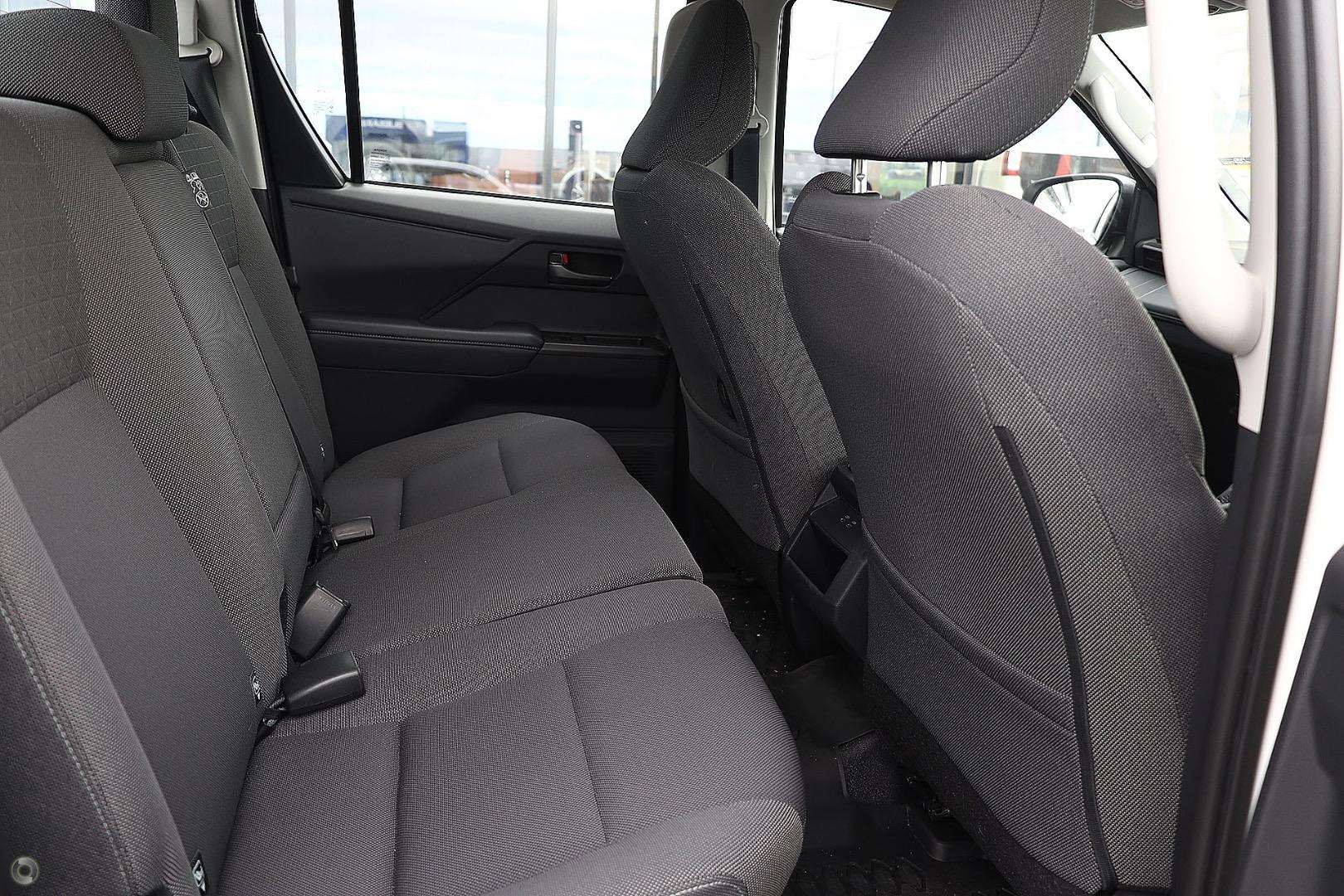 2026 Toyota Hilux SR 48V — photo 7