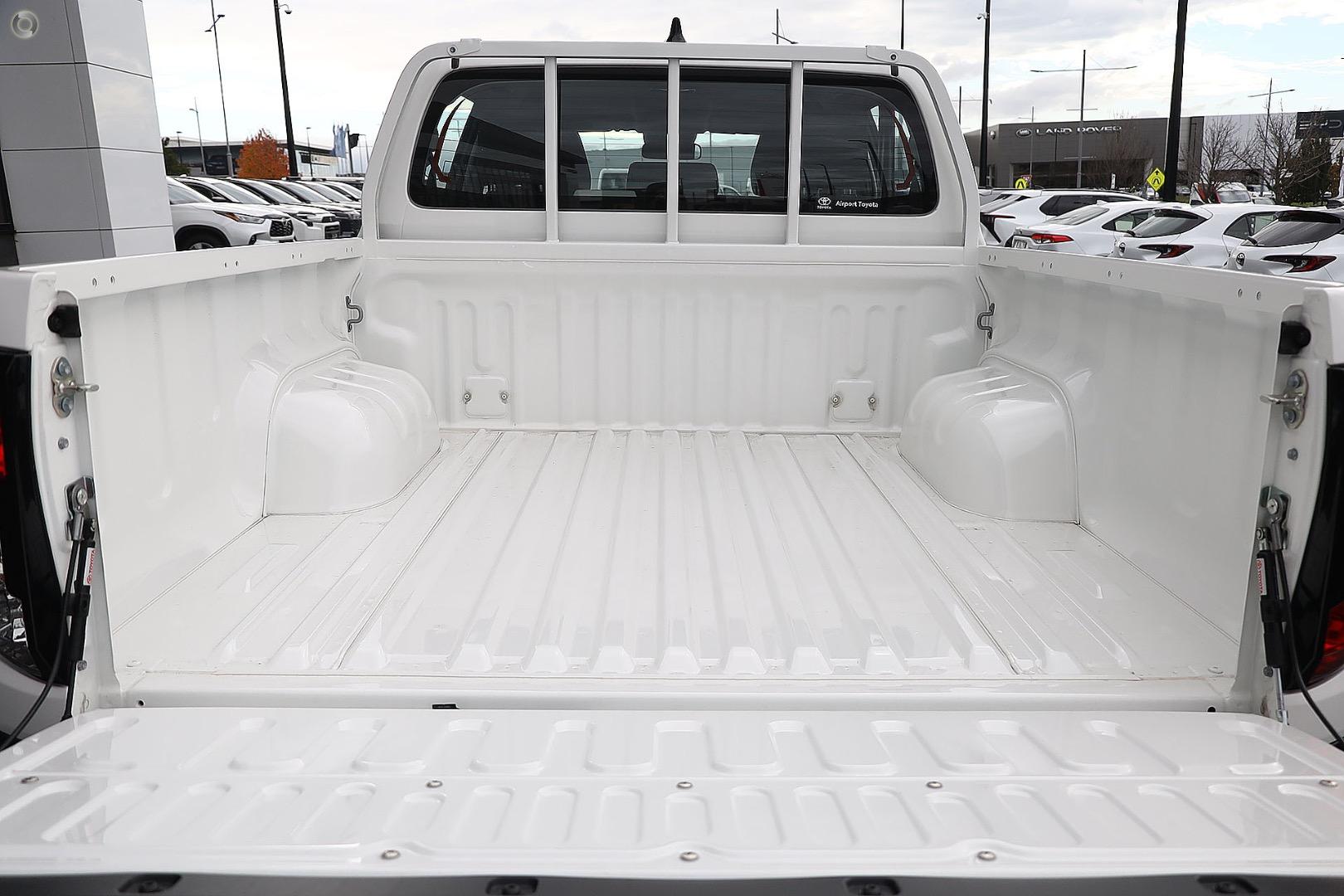 2026 Toyota Hilux SR 48V — photo 8