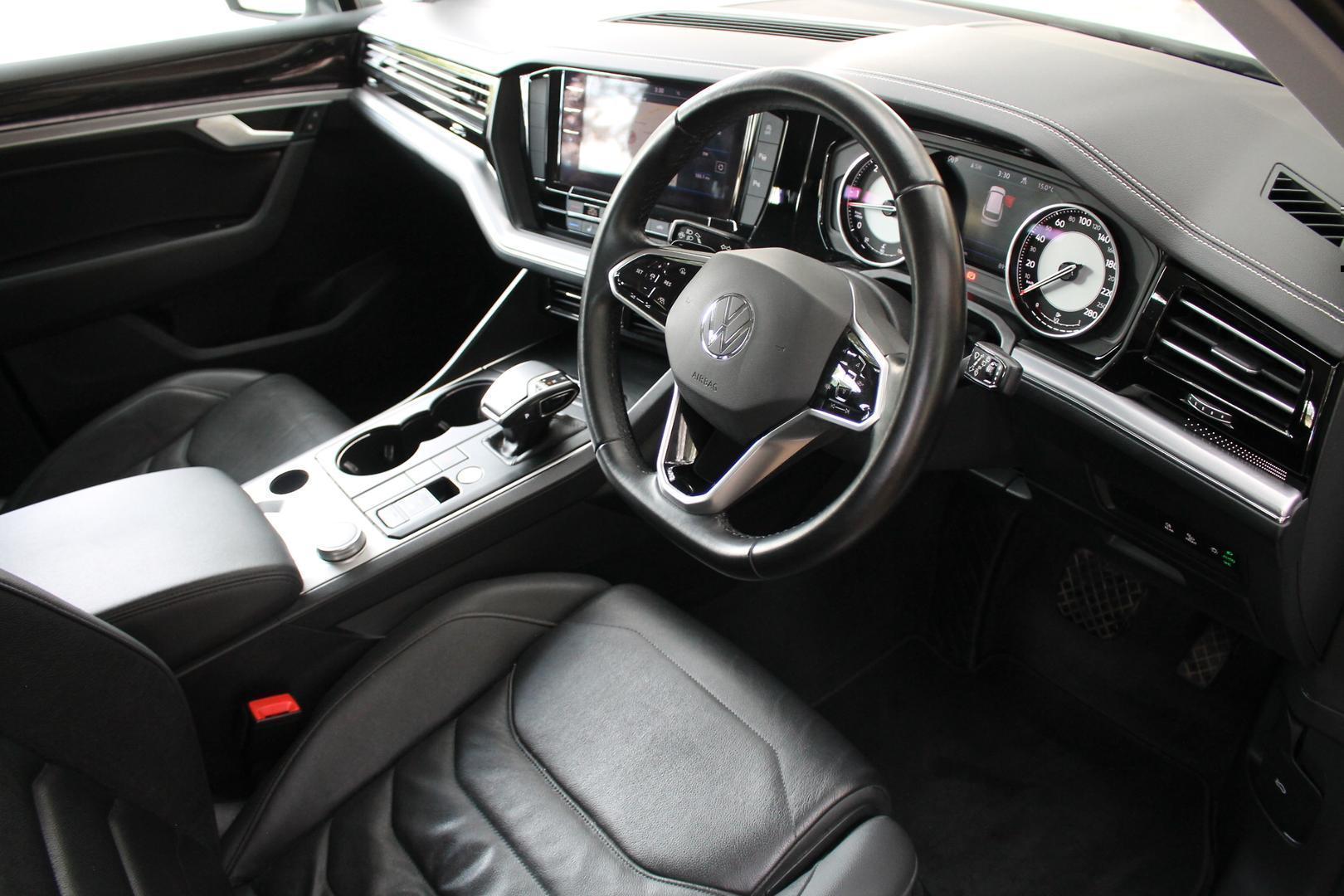2020 Volkswagen Touareg 170TDI — photo 10
