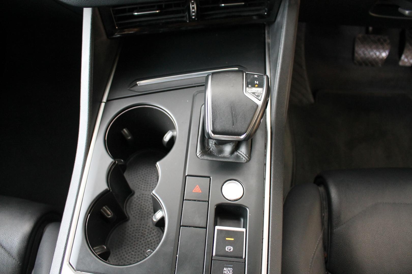 2020 Volkswagen Touareg 170TDI — photo 14