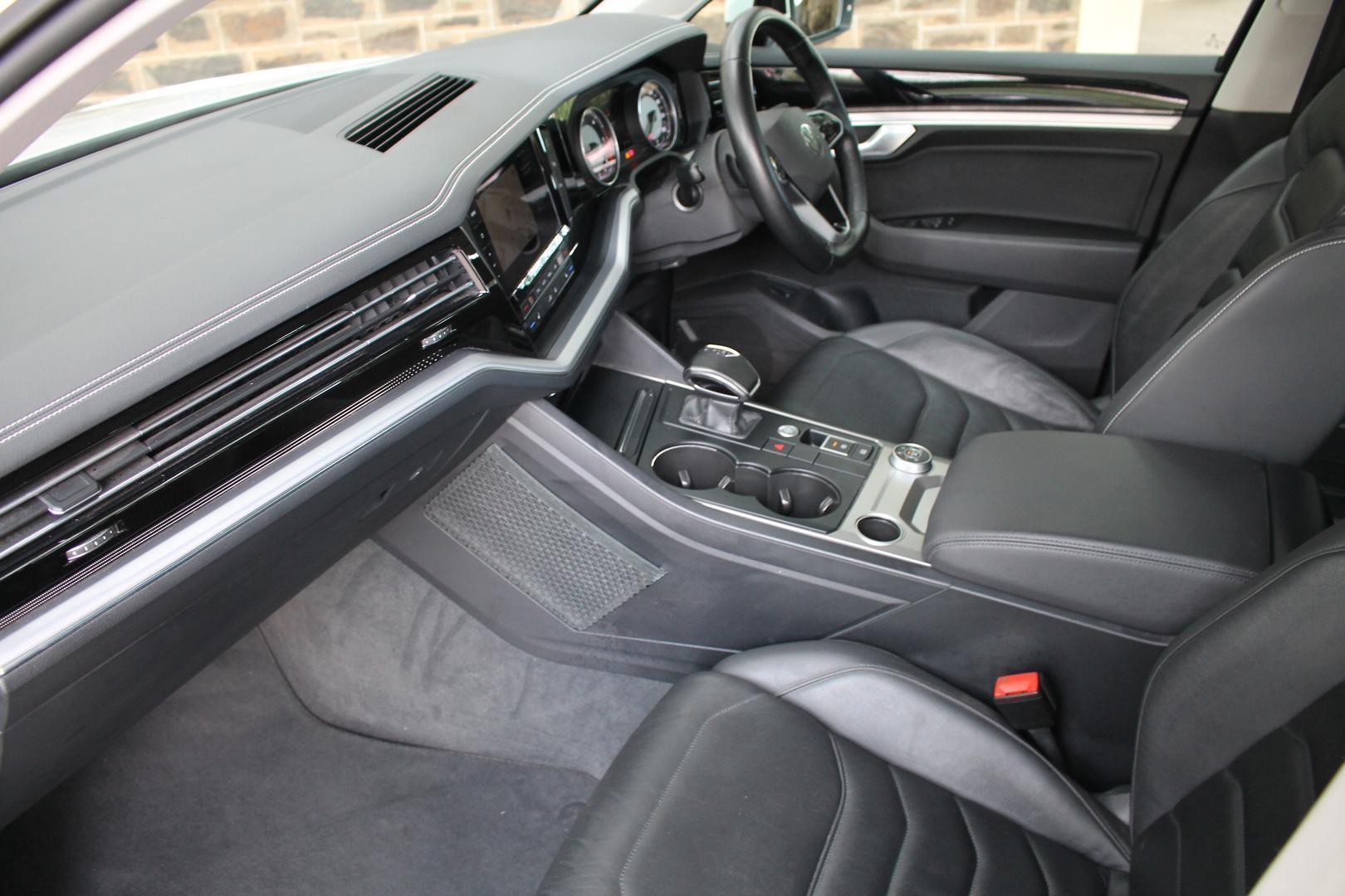 2020 Volkswagen Touareg 170TDI — photo 15