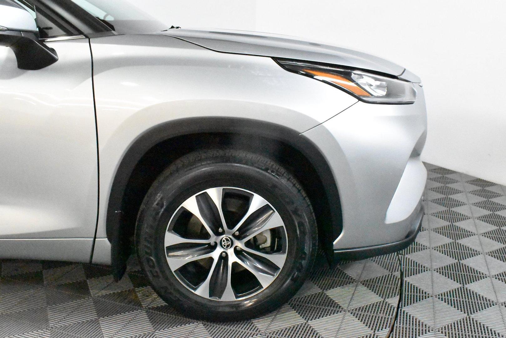 2023 Toyota Kluger GXL — photo 18 of 27