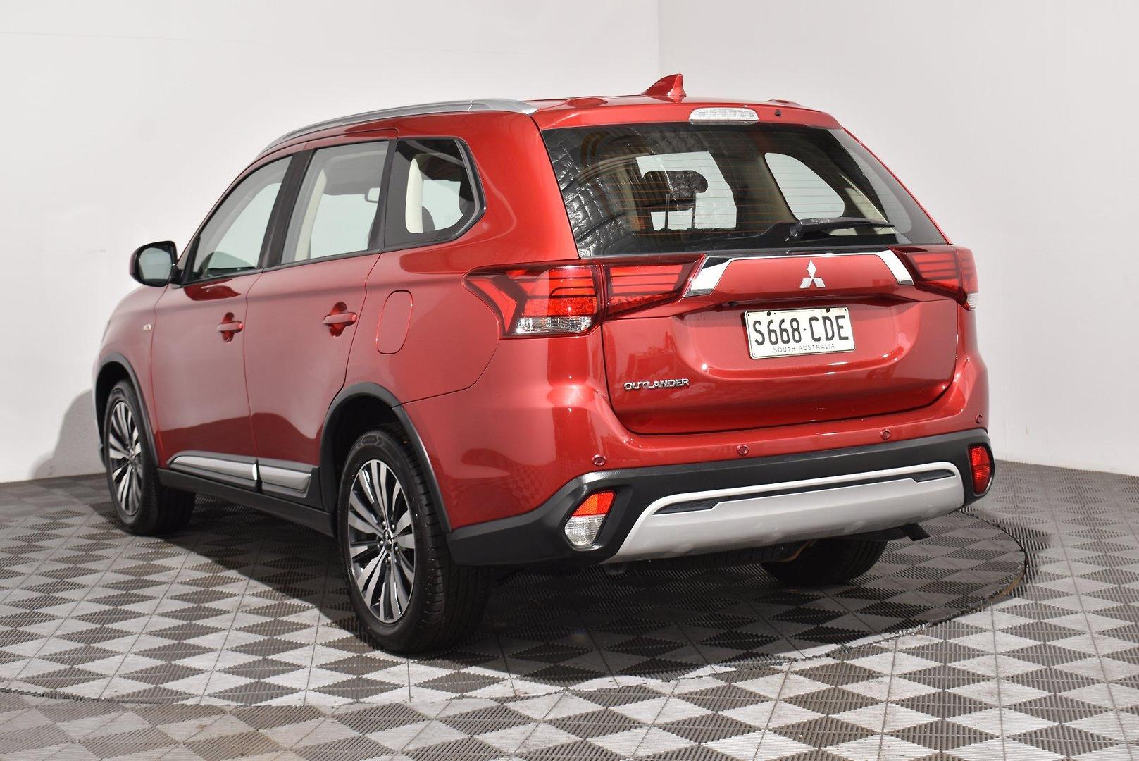 2018 Mitsubishi Outlander ES ADAS — photo 2