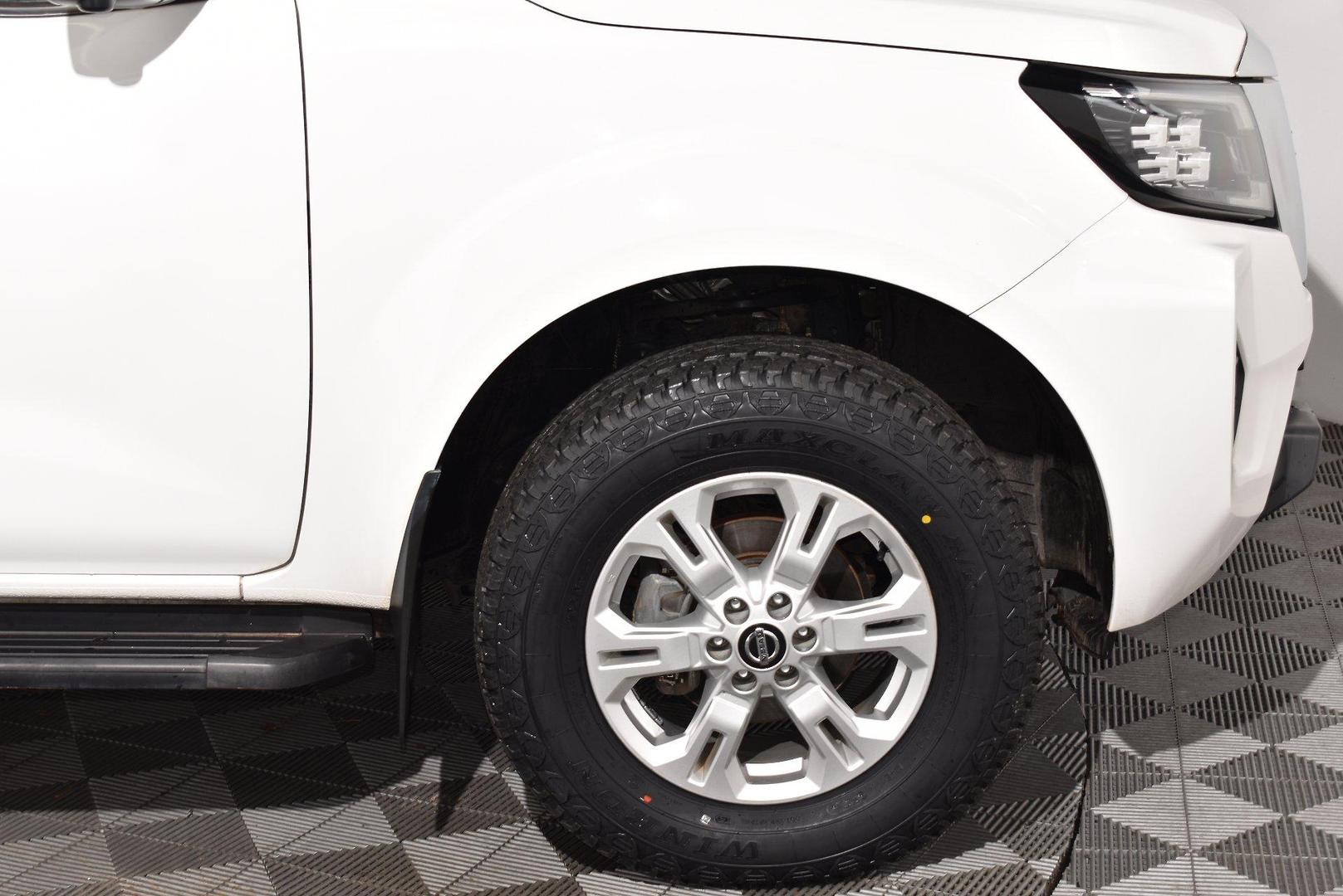 2021 Nissan Navara ST — photo 17