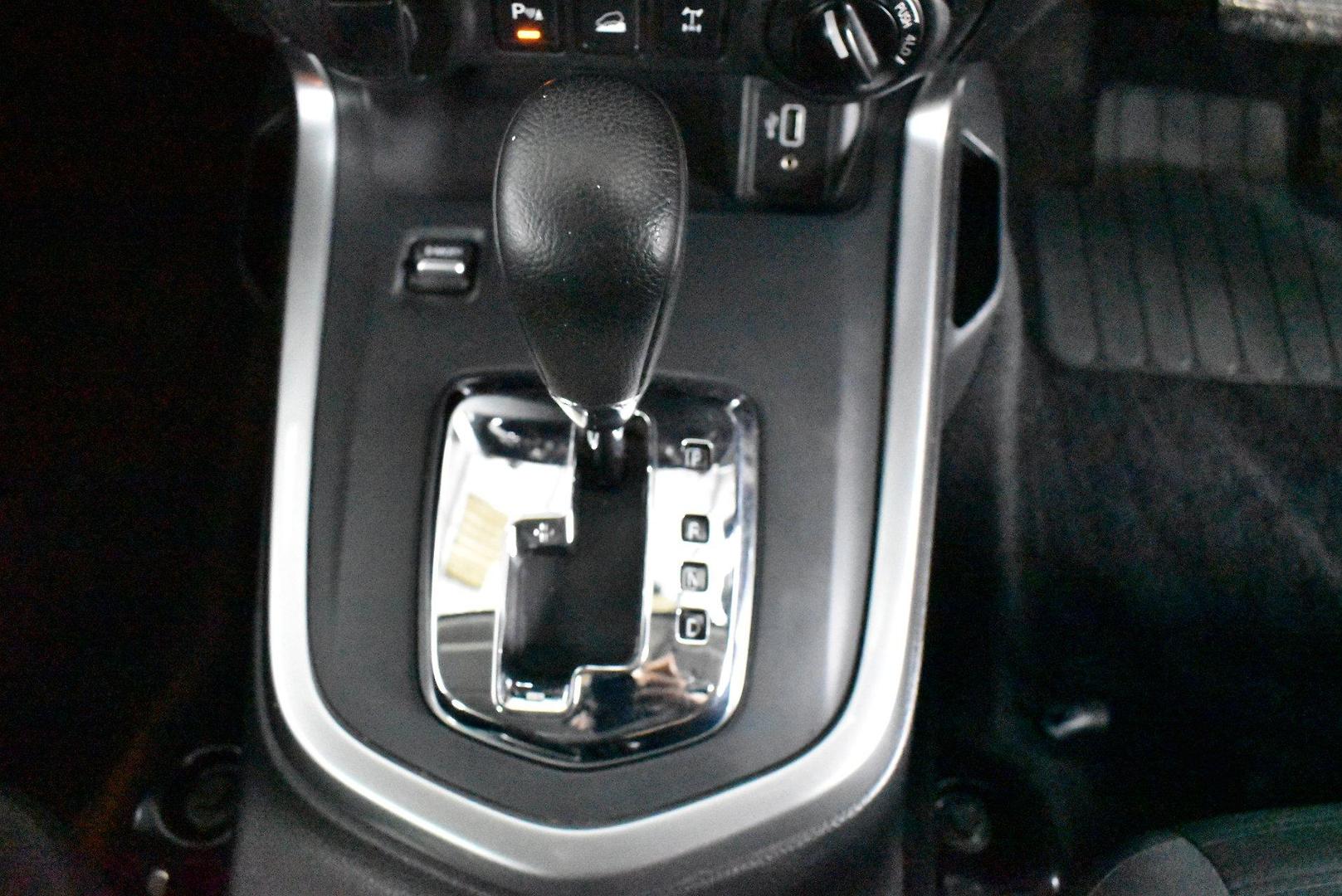 2021 Nissan Navara ST — photo 19