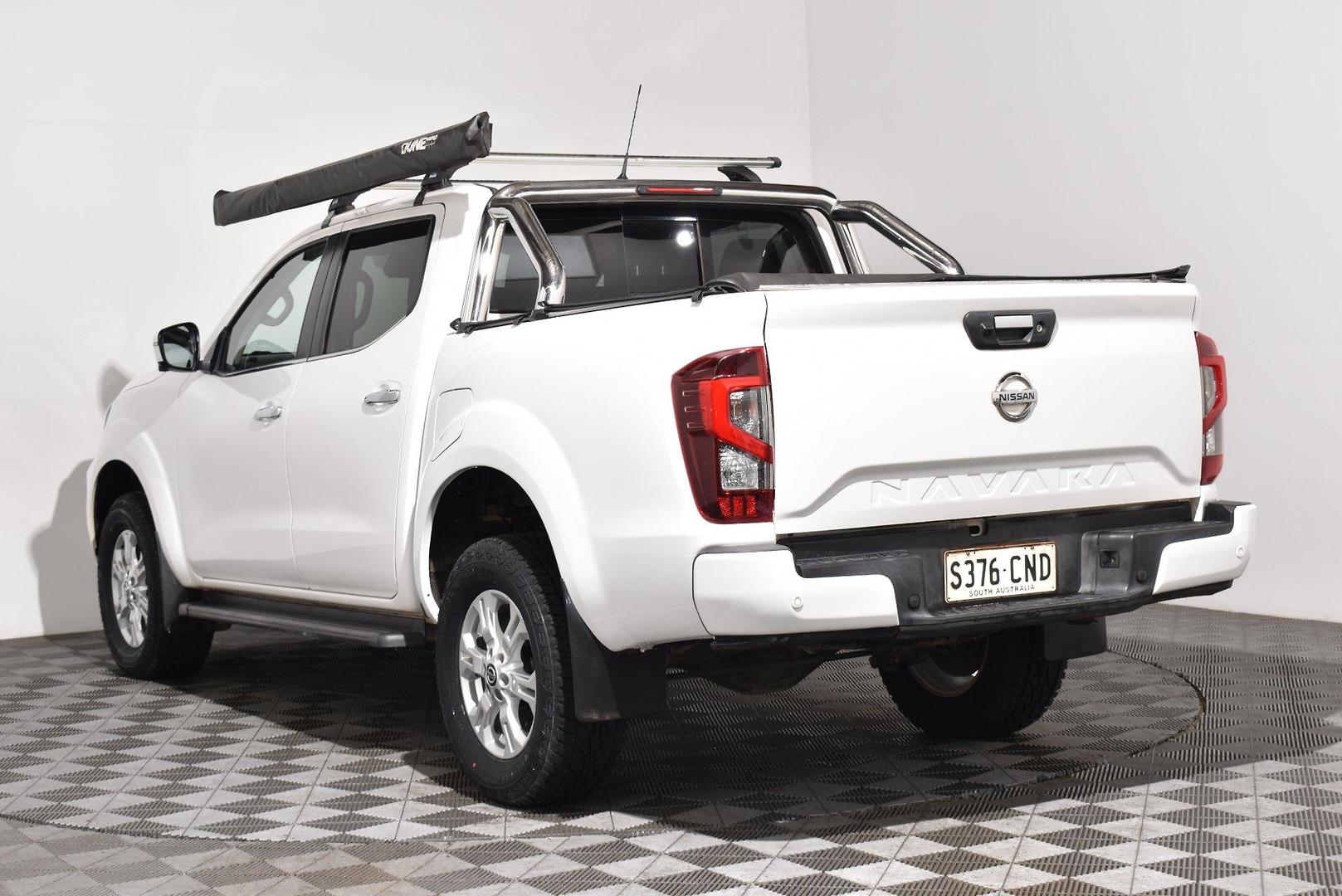 2021 Nissan Navara ST — photo 2