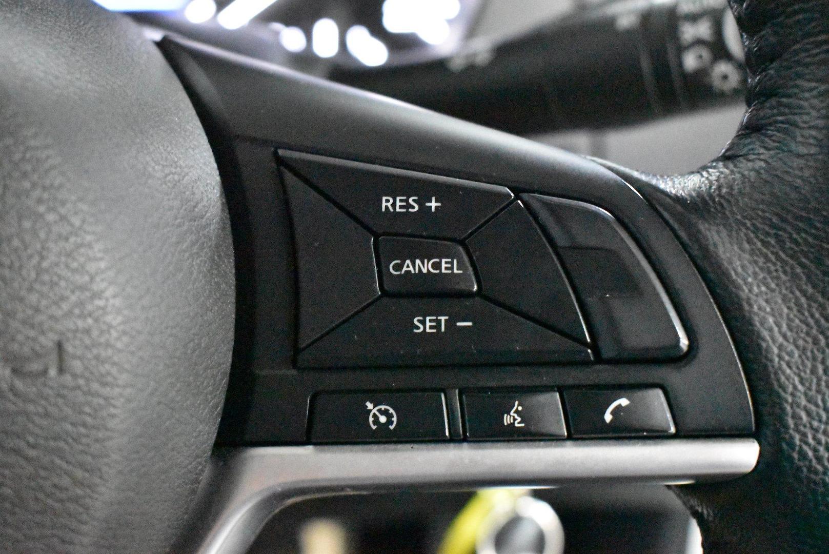 2021 Nissan Navara ST — photo 21