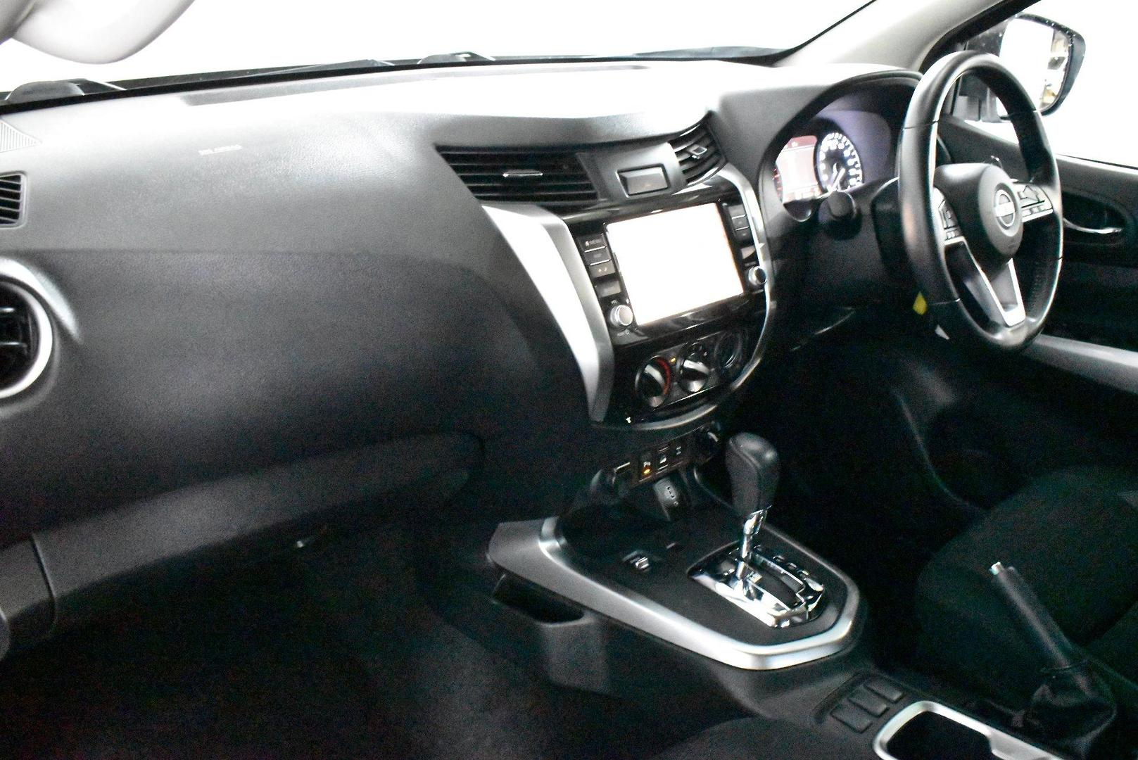 2021 Nissan Navara ST — photo 6
