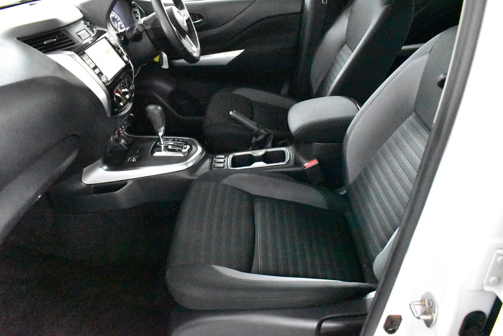 2021 Nissan Navara ST — photo 7