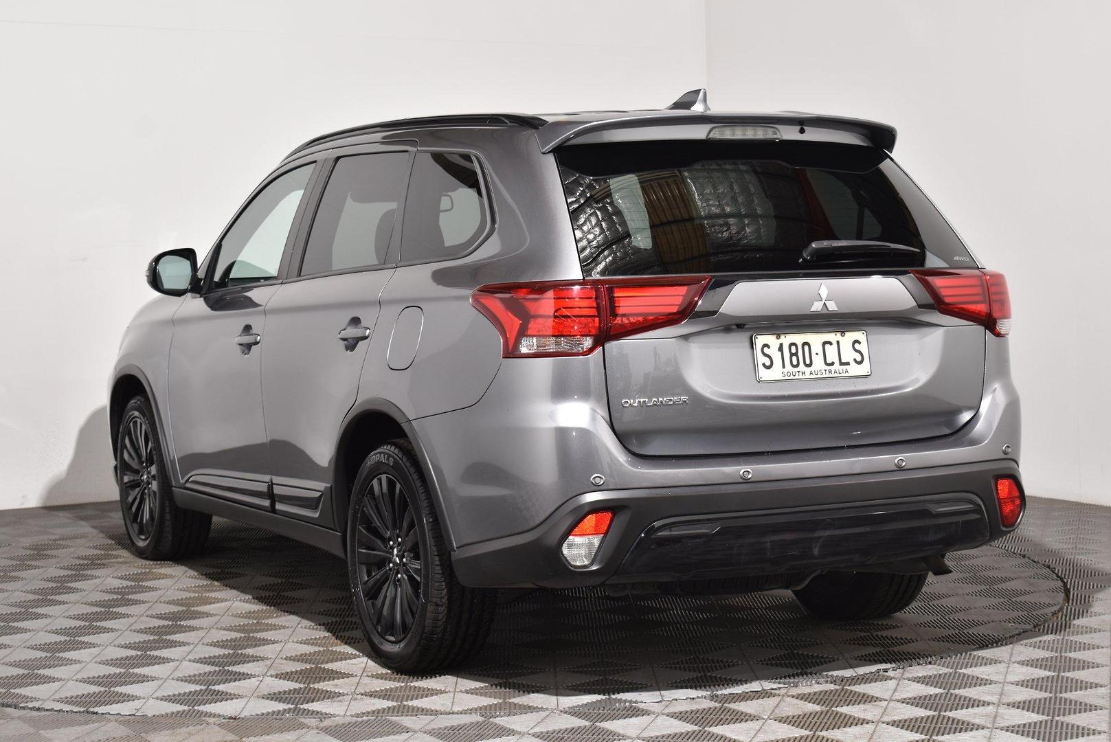 2021 Mitsubishi Outlander Black Edition — photo 2