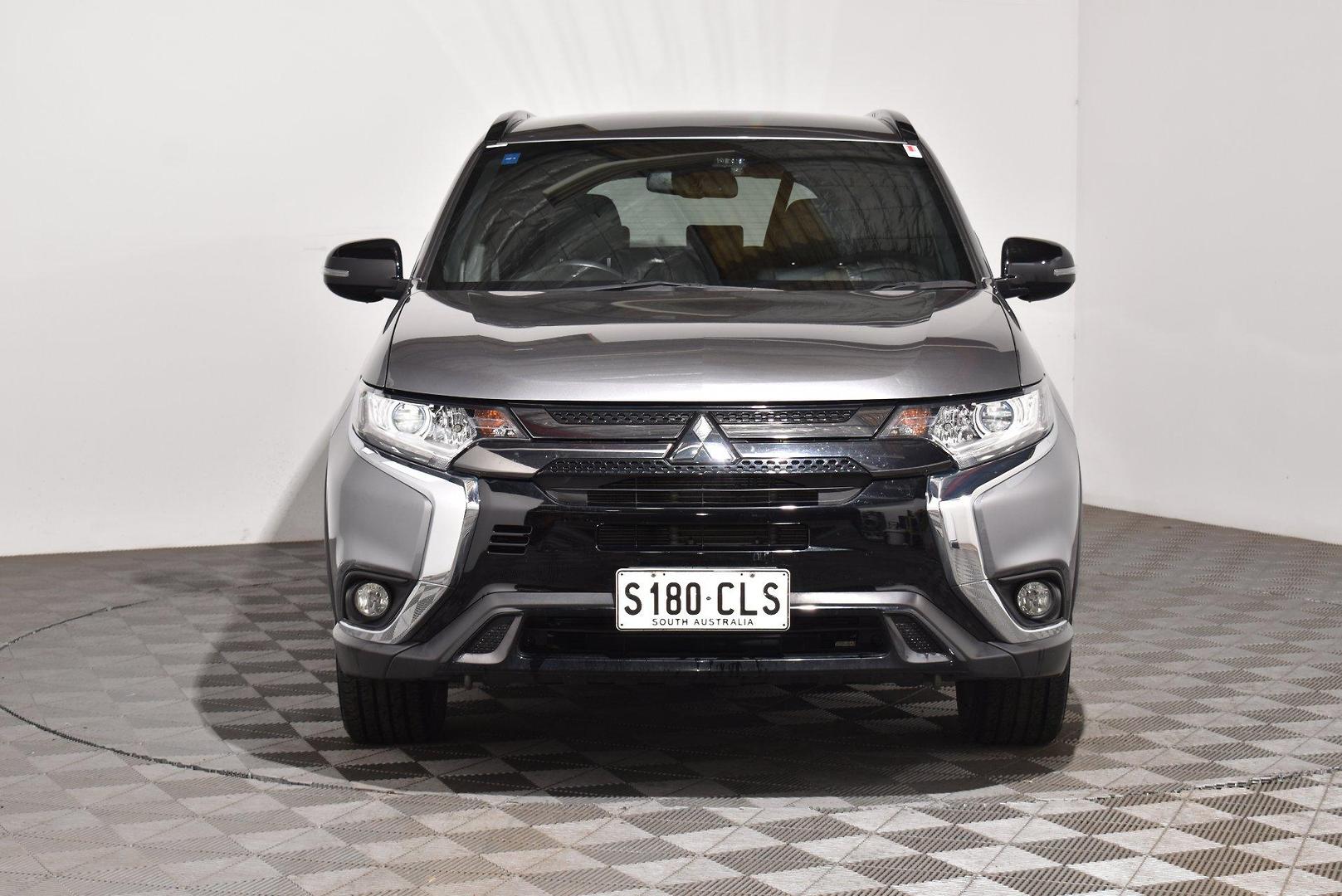 2021 Mitsubishi Outlander Black Edition — photo 3