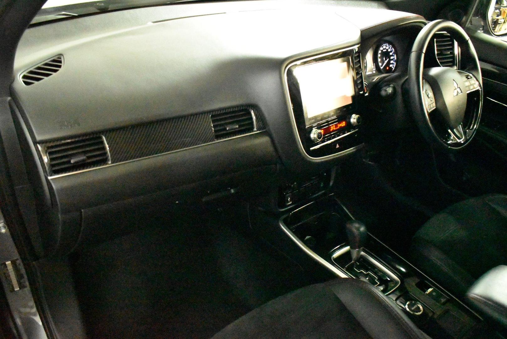2021 Mitsubishi Outlander Black Edition — photo 6