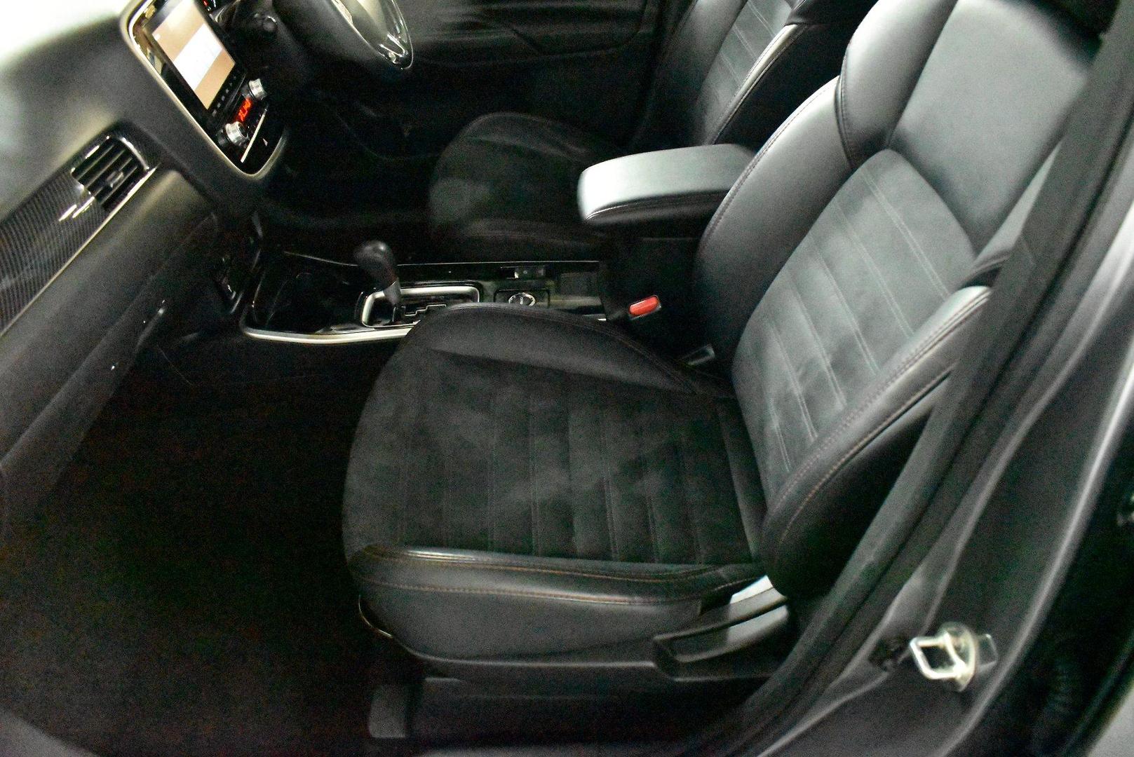 2021 Mitsubishi Outlander Black Edition — photo 7