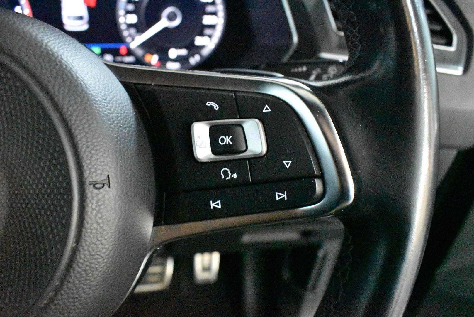 2017 Volkswagen Tiguan 140TDI Highline — photo 23 of 28