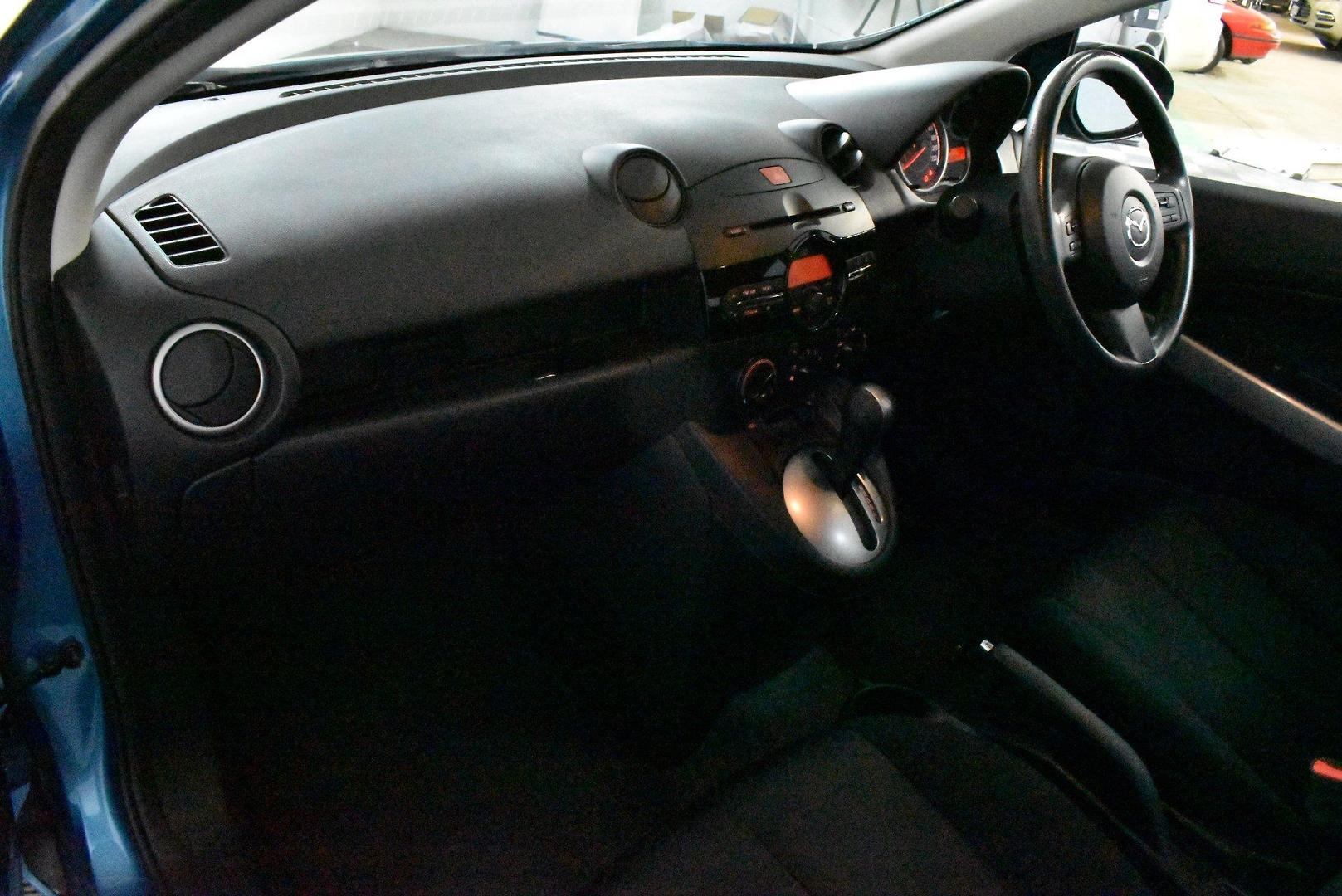 2012 Mazda 2 Neo — photo 6 of 25
