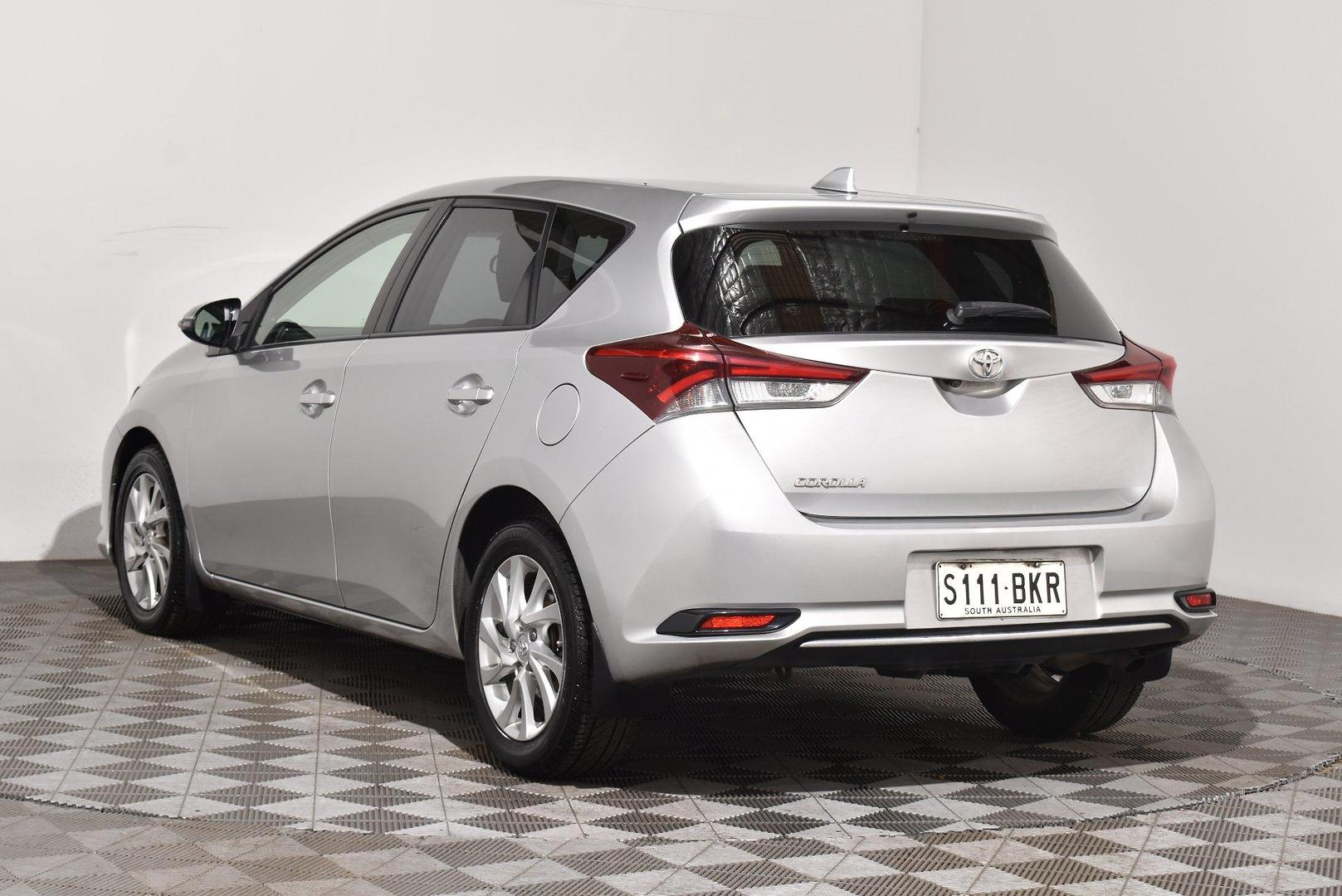 2015 Toyota Corolla Ascent — photo 2