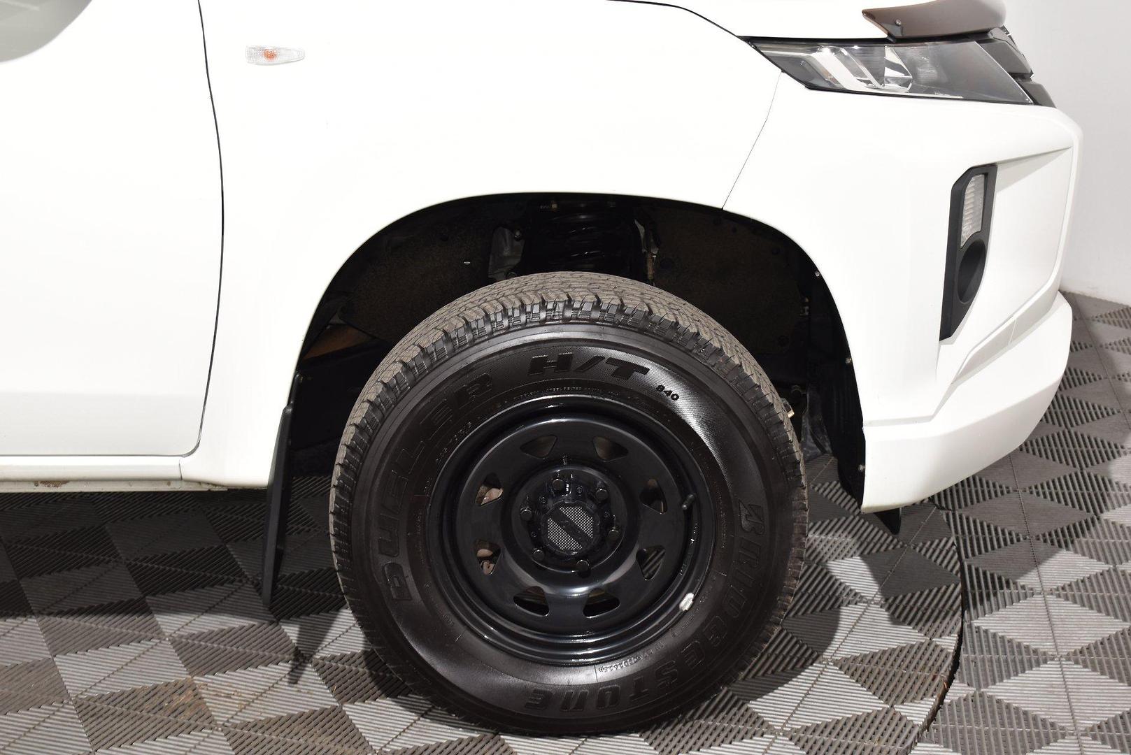 2022 Mitsubishi Triton GLX — photo 19 of 27