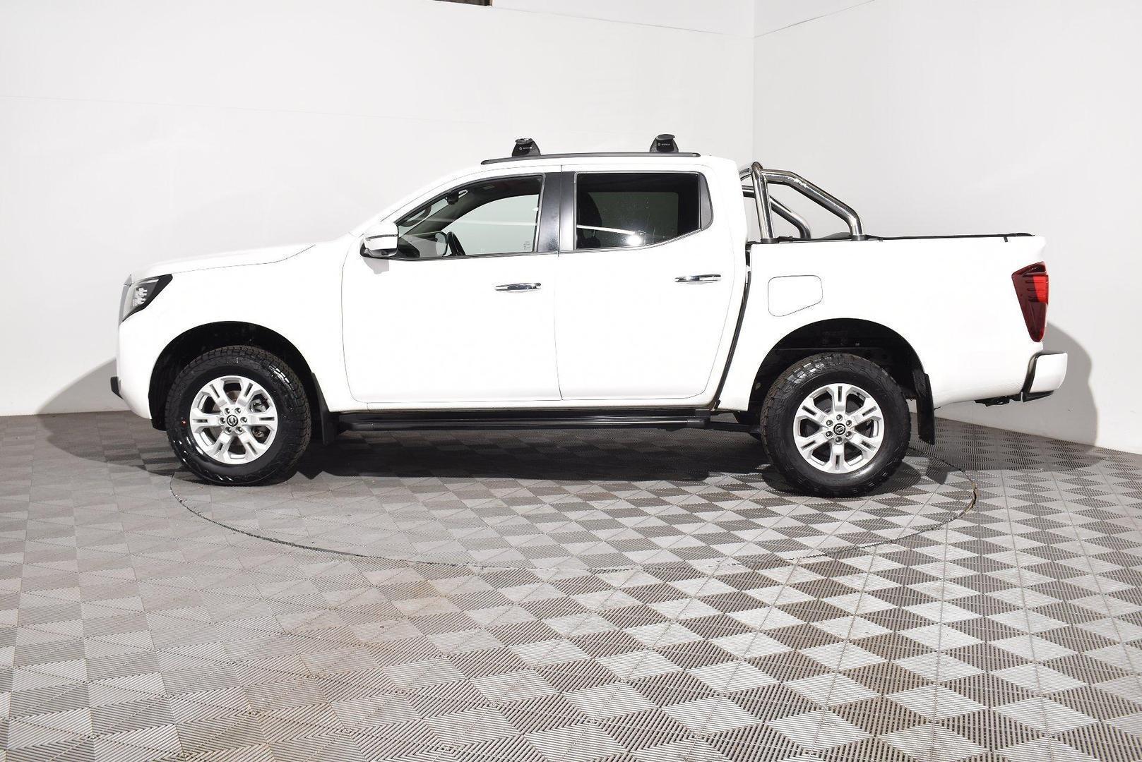 2021 Nissan Navara ST — photo 10