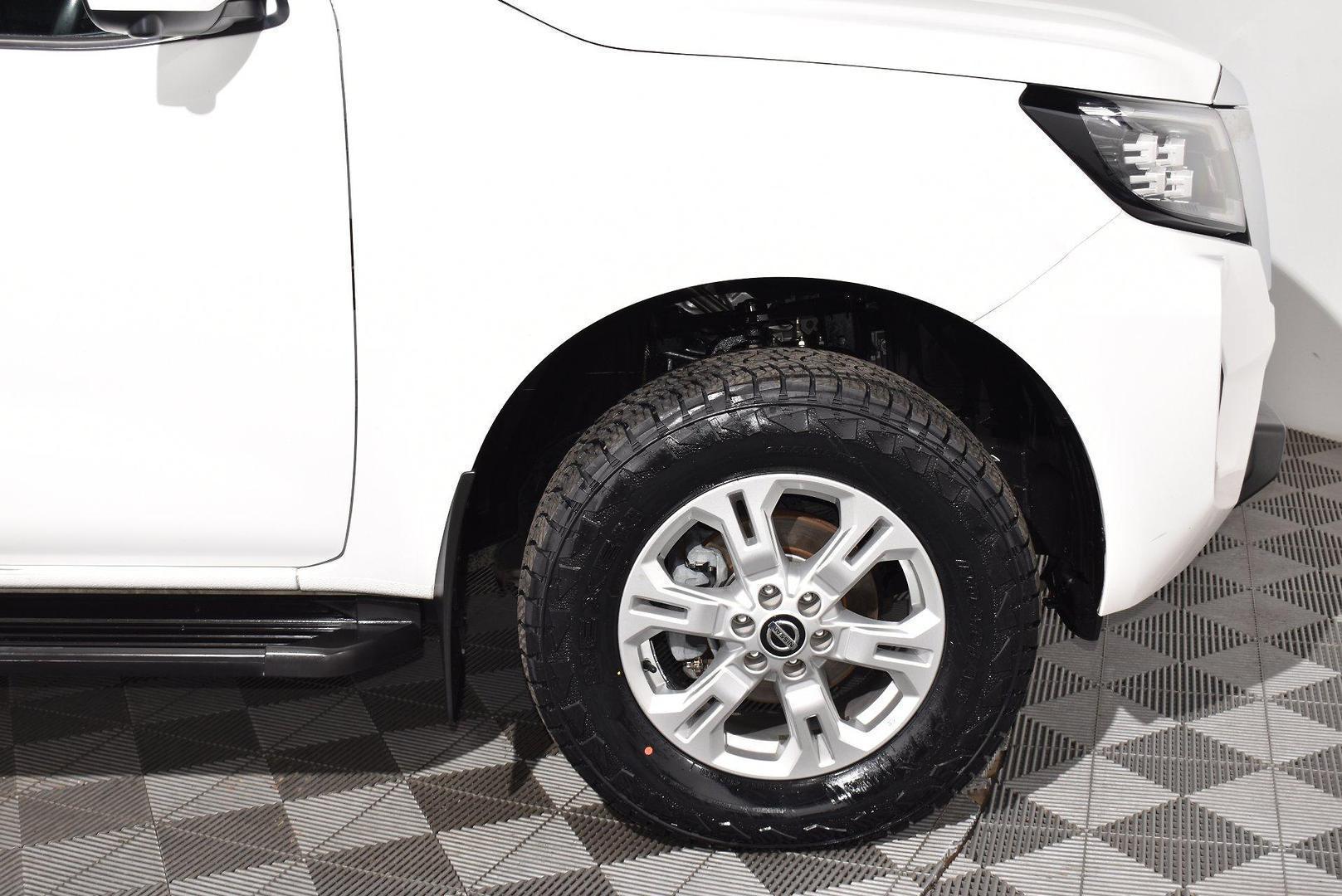 2021 Nissan Navara ST — photo 16