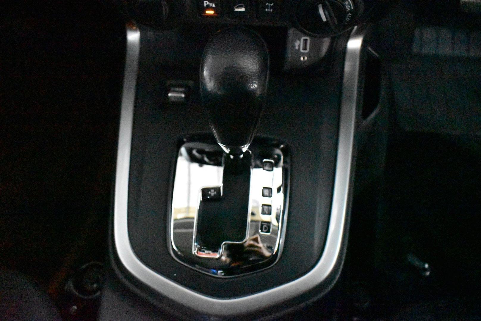 2021 Nissan Navara ST — photo 18