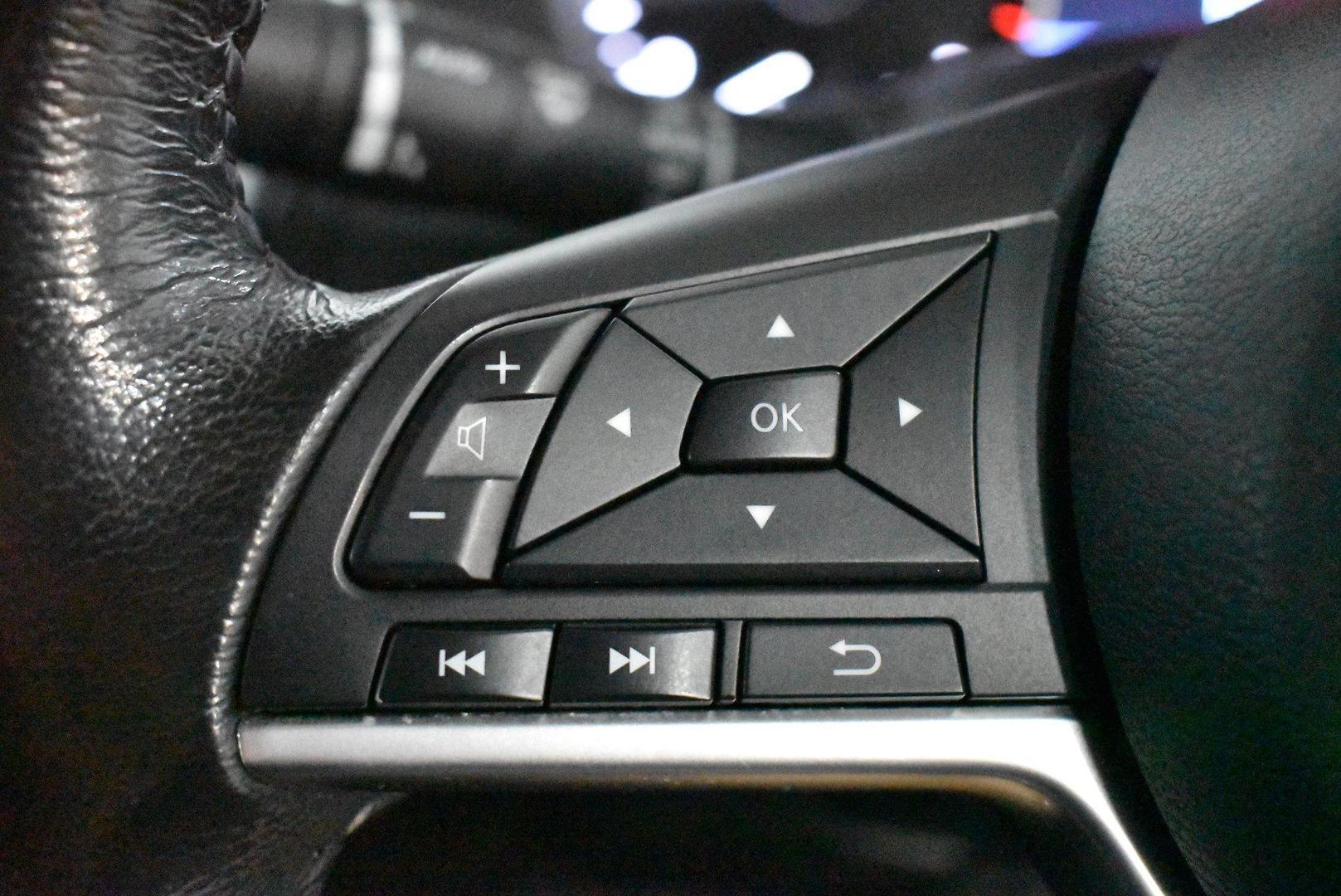 2021 Nissan Navara ST — photo 19