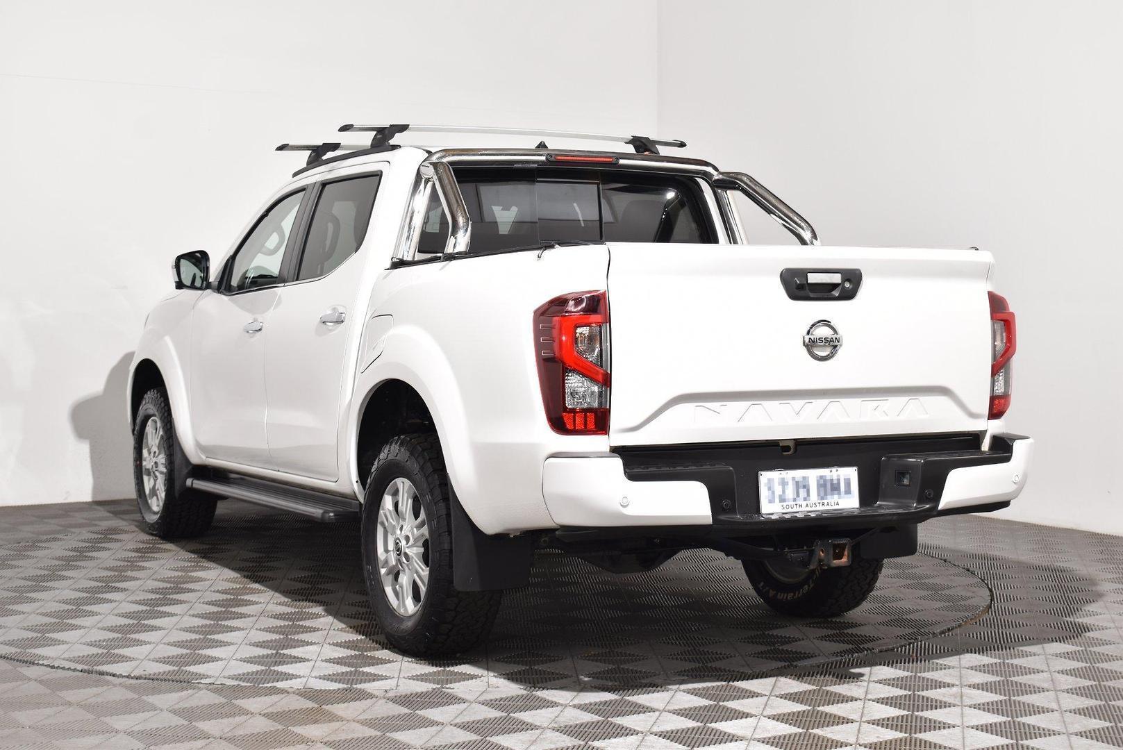 2021 Nissan Navara ST — photo 2