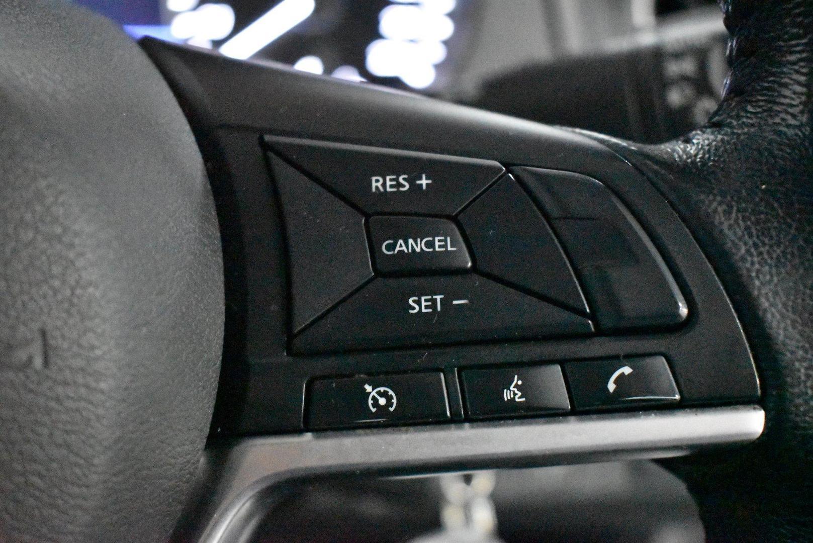 2021 Nissan Navara ST — photo 20